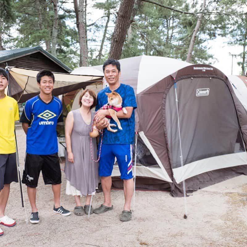 キャンプ情報サイト［ランタン］さんのインスタグラム写真 - (キャンプ情報サイト［ランタン］Instagram)「CAMP SMILE STYLE ／ ペットと一緒にコールマンの ハイスペックテントでキャンプ。 ＼ いろんなキャンパーのキャンプスタイルを現地取材と一般キャンパーからの投稿で数多く掲載してます。 . . 詳しくは @lantern.camp  webサイトをご覧ください . . #camp #camping #outdoor #travel #trip #lantern_smile #nature #キャンプ #キャンプ用品 #アウトドア #テント #自然 #旅行 #キャンプ初心者  #キャンプ好きな人と繋がりたい #マイアミ浜オートキャンプ場 #コールマン #ウェザーマスター #ペット #犬 #ファミリーキャンプ #ファミキャン」1月29日 17時48分 - lantern.camp