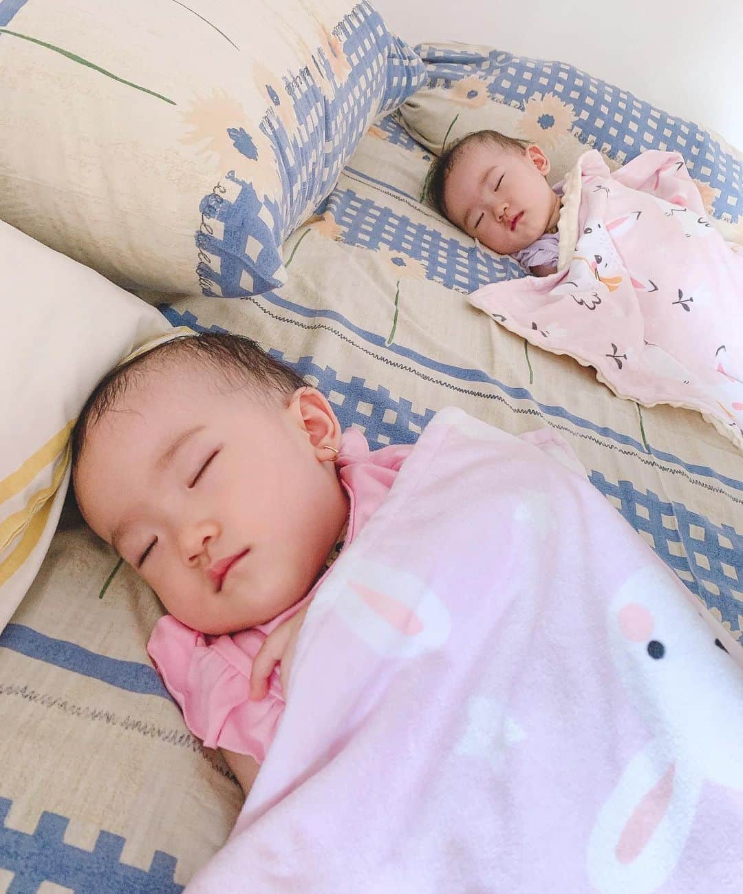 ジェシカ・ヤマダのインスタグラム：「When your babies are sleeping, it’s finally time to... A. Work! 👩‍💻 B. Exercise! 🏋️‍♀️ C. Shower! 🧖‍♀️ D. Lie on the bed and play with your phone 🤳 . I’m doing D but I badly need to do A, B and C, tho. Guess I’ll start with C. 🙃 How about u? . #jessshares @jessbebes」