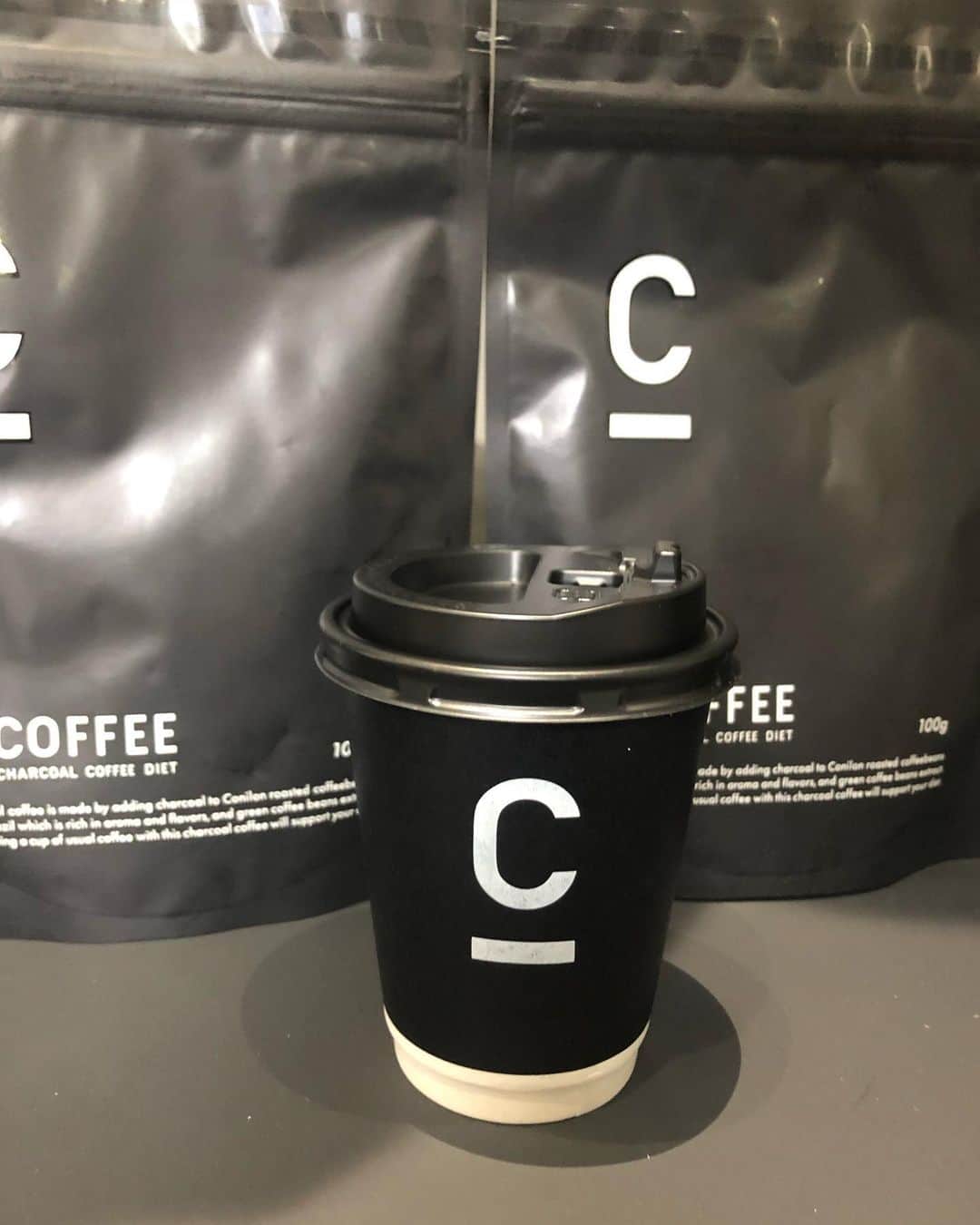 梶本成美さんのインスタグラム写真 - (梶本成美Instagram)「C COFFEE STAND @c_coffee_official からご招待いただき 1/28の昨日から発売ということで、発売記念のイベントに行ってきました😌✨ 急遽取材も受けさせいただきました😂！ . .  CはCHARCOAL(炭)の「C」。C COFFEEは、炭の粉末が入ったチャコールコーヒー☕️✨ 見た目は真っ黒なのですが、芳醇な香りと旨みのブラジル産コーヒーパウダーでとても飲みやすく、私の好みなタイプのコーヒーでした😌✨☕️ ブラックもラテもどちらも合う✨ . .  クレンズ効果があることで知られる炭を加えチャコールコーヒークレンズで理想のカラダを目指せちゃいます！ 私は筋トレのお供に飲み始めてみたいと思いました😌✨ あとは食べすぎた次の日の朝にリセットとしてクレンズしようと思います😌✨ . .  今回はNikiさんと、田辺莉咲子さんがイメージガールとして会場には二人の女子力が上がる動画が流れてました😌✨ 憧れなライフスタイル動画です😌✨ 私も内面からカッコイイ女性になれるように頑張ろ❣️ .  ポップアップ会場も店内が黒を基調にした、モードな世界観になっていて、ドレスコードは、落ち着いた色合いの服装、もしくは、ファッション感の強い服装ということでした😌✨ 久しぶりに @msgm のワンピを着たよ😌✨ . . 携帯と連動して自分の好きな写真をチョイスしたラテアートもできるので、期間中にぜひ✨ . .  #C_COFFEE #チャコールクレンズ #チャコールコーヒー #無理せずキレイ #炭 #コーヒー #美容 #Niki #田辺莉咲子 #アイドラ #IDLMs. #CHARCOAL #COFFEE #DIET #頑張らない #ダイエット #チャコールコーヒーダイエット #チャコール #デトックス #クレンズ #ファスティング #コーヒーのある暮らし #コーヒー好きな人と繋がりたい #おしゃれさんと繋がりたい #おしゃれ  @c_coffee_official」1月29日 17時44分 - narumikajimoto