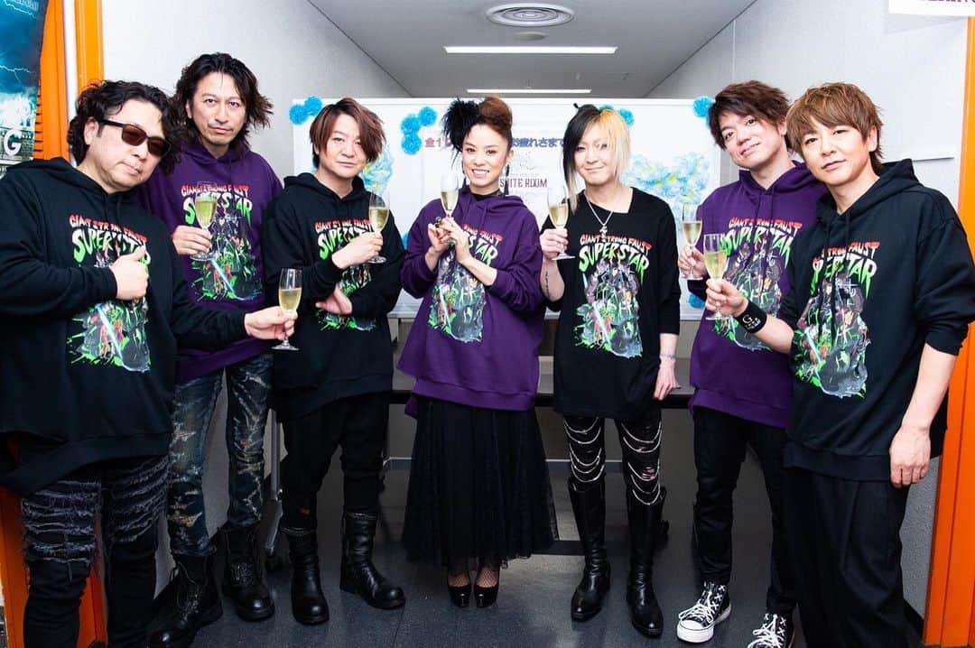 azumiのインスタグラム：「アリーナツアーお疲れ様でした&HISASHIさんハッピーバースデー🎉 HISASHIさんフーディーおそろい可愛い #GLAY #HOTELGLAY #氷の翼  #wyolica #azumi  #どセンター本当にすみません #あたいのスケバン感」