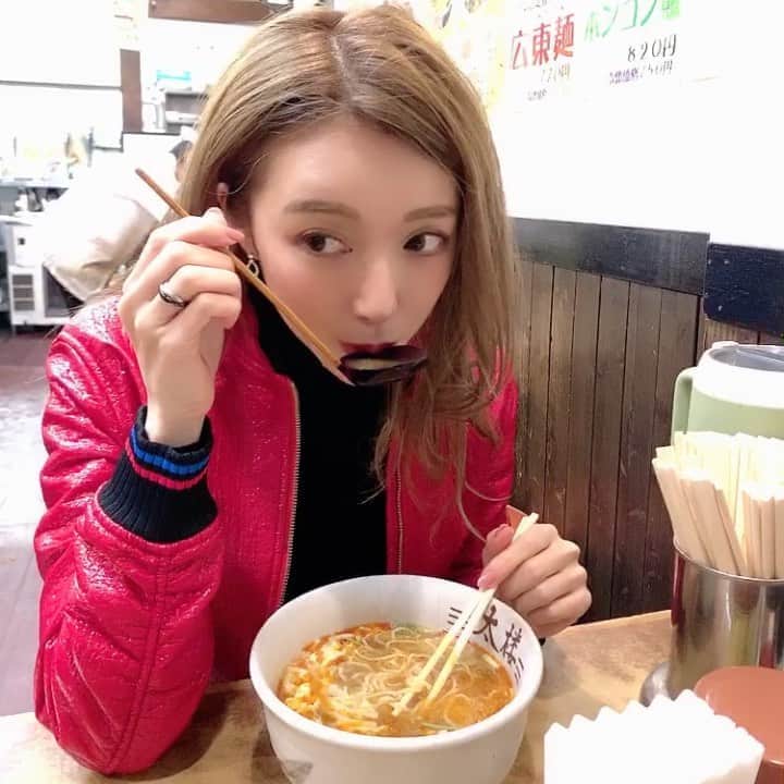 のインスタグラム：「'NEKOZITA' means the person who is unable to take hot food🐈 Yes, I am Nekozita!! But I love Ramen💗 -— ひどい猫舌だけどラーメンはすき🐈❤️ 今日は手軽にラーメン飲んできた🤤✨ すするのが苦手で食べるのが本当に遅いのは内緒🤫💭 -— #ramen#ramennoodle#ramennoodles#tokyoramen#iloveramen#tokyolife#tokyolifestyle#versace#versacejacket#ラーメン#東京#食べるの大好き」