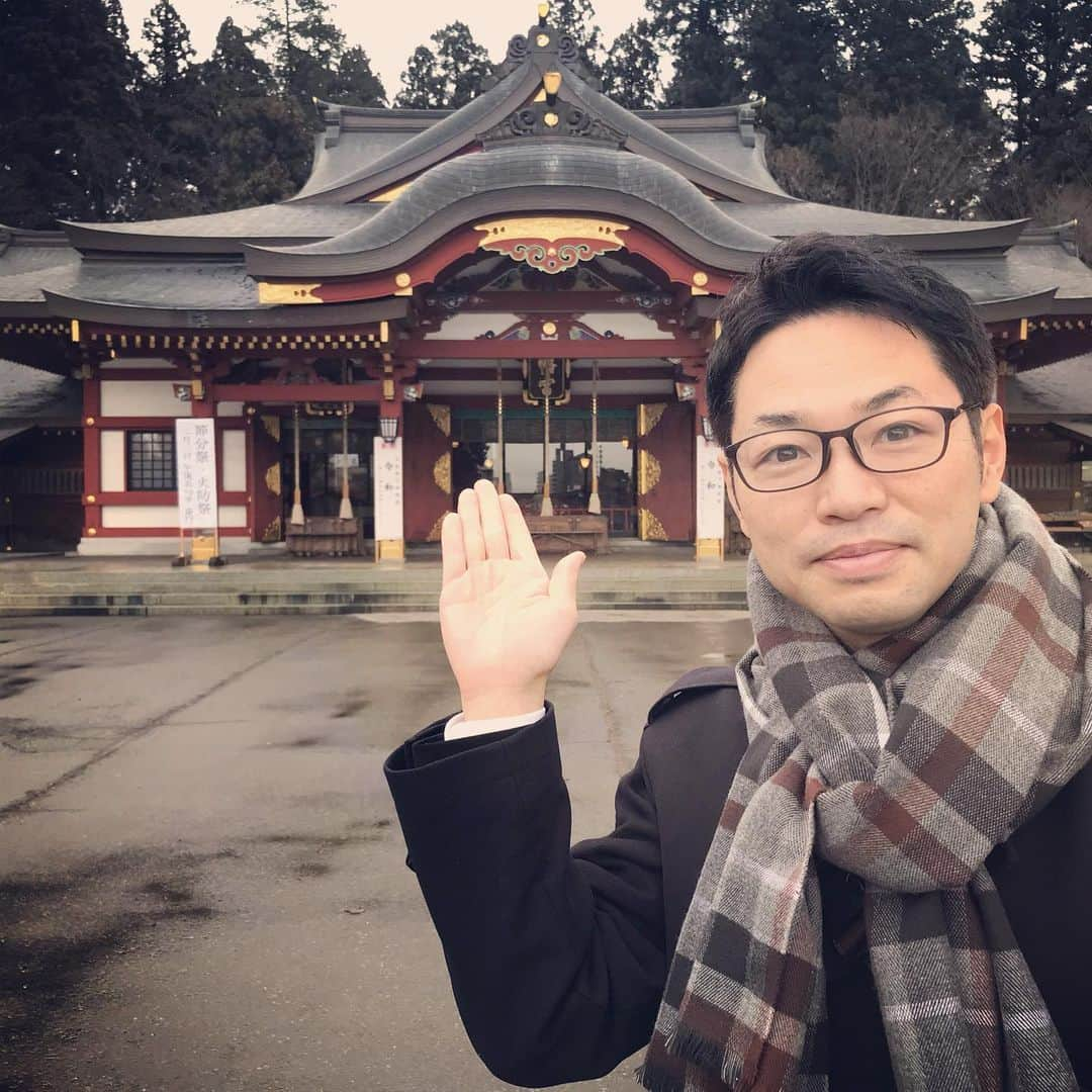 井上智晶さんのインスタグラム写真 - (井上智晶Instagram)「人生早いもので、 私、今年 #本厄 を迎えました。  そこで！ #盛岡八幡宮 で #厄祓い に行ってきました。  瓢箪に息を3回吹きかけて 厄を封じ込めるんだそうです。 全力で息を吹きかけてきました^_^  神事では、 巫女さんの優雅な舞に 心が洗われました。  帰り際にふと見ると 2匹のネコが休んでいて なんだか癒されたので 撮らせてもらいました。  #岩手めんこいテレビ #井上智晶 #アナウンサー」1月29日 17時53分 - tomoaki.mit.inoue