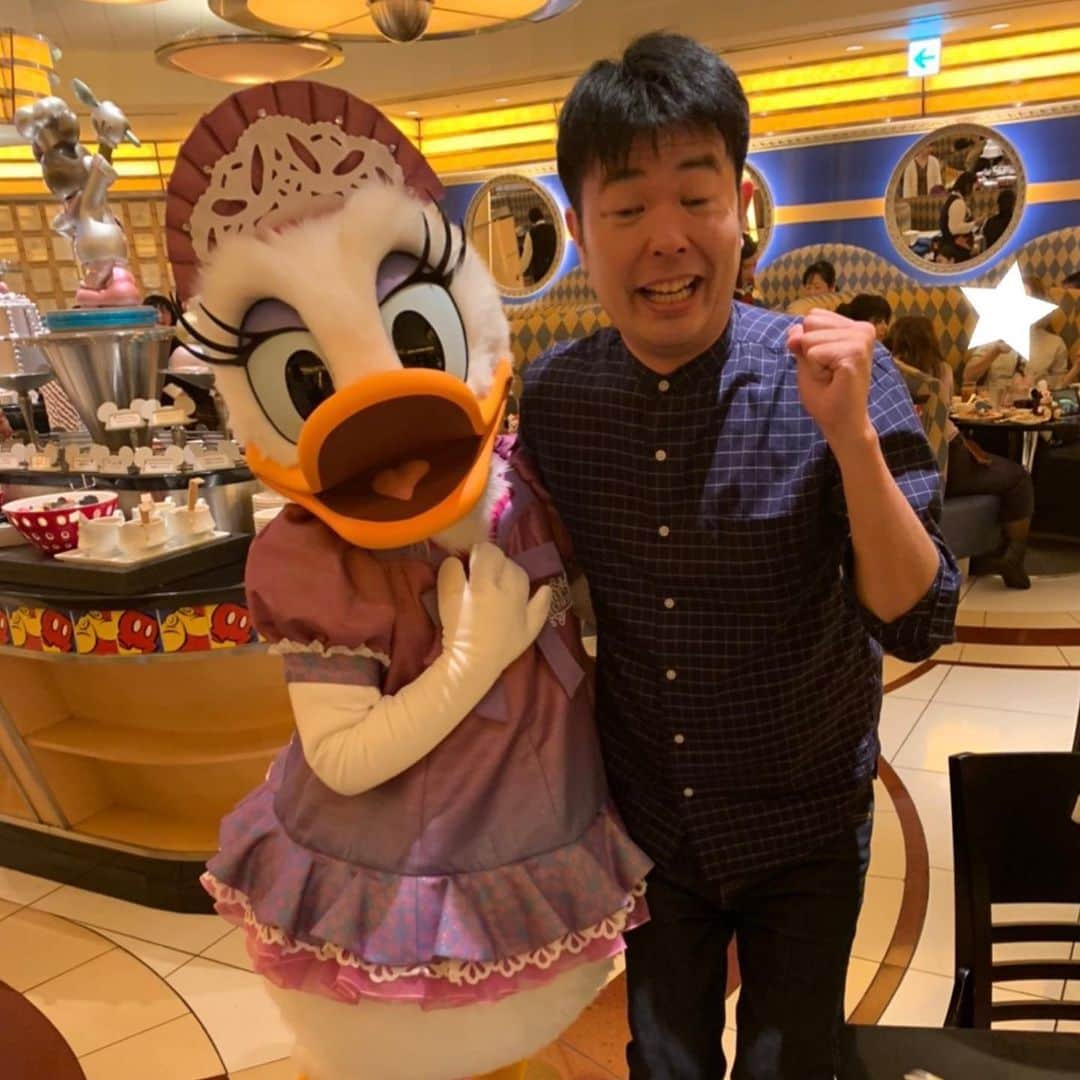 西川晃啓のインスタグラム：「気絶ディズニー  デイジーと気絶  #あるある探検隊#レギュラー#気絶#気絶の日々#ギャグ#ディズニー#リゾート#シェフミッキー#ランチ#アンバサダーホテル#デイジー#可愛い」