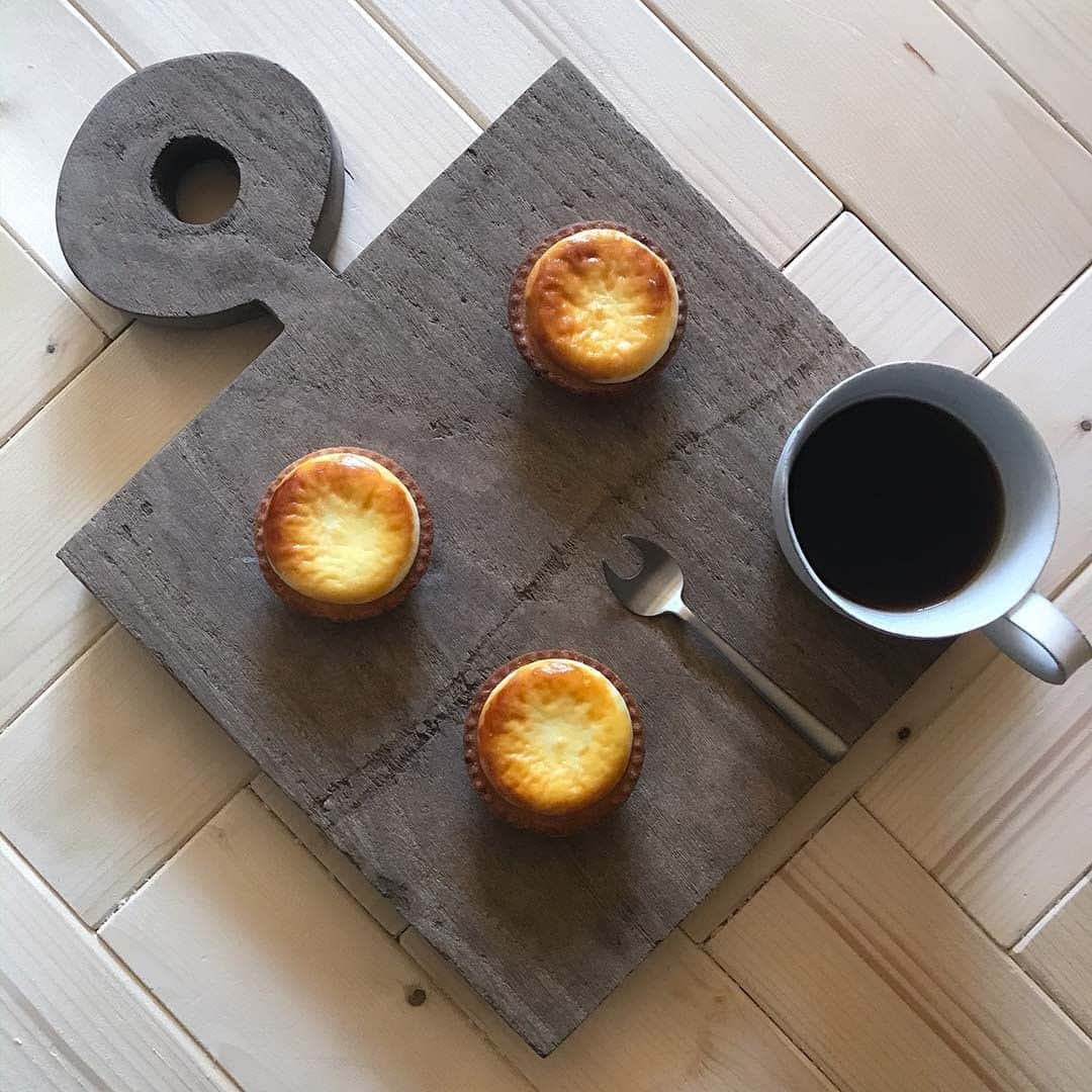 BAKE CHEESE TART OFFICIALさんのインスタグラム写真 - (BAKE CHEESE TART OFFICIALInstagram)「チーズタルトで一休み☕  お気に入りのカッティングボードにのせるだけで、いつものおやつ時間も特別に。あたたかなコーヒーとのペアリングで、心なごむひとときを過ごしませんか。  Photo by　@tomohana6  #冬スイーツ #ご褒美スイーツ ﻿ #おうちカフェ #カッティングボード #テーブルスタイリング #コーヒータイム #季節を楽しむ ﻿ #焼きたて ﻿ #手土産 ﻿ #お土産 #おみやげ #おやつ ﻿ #スイーツ好き ﻿ #スイーツ部 #デザート #お菓子 ﻿ #チーズタルト専門店 #チーズタルト ﻿ #チーズケーキ #タルト #bake #bakeチーズタルト #ベイクチーズタルト ﻿ #bakecheesetart」1月29日 18時00分 - bakecheesetart