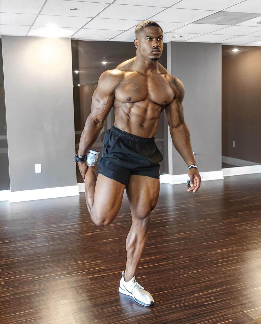 Simeon Pandaさんのインスタグラム写真 - (Simeon PandaInstagram)「Crazy how much work goes in to leg day, but the results do come in time 👌🏾⁣ ⁣ I want to help you train! Visit my YouTube Channel: YouTube.com/simeonpanda for FREE diet tips and training routines, or download programs at SIMEONPANDA.COM⁣⁣⁣ ⁣ 💊 Follow @innosupps ⚡️ for the supplements I use👌🏾⁣⁣⁣ ⁣ #simeonpanda」1月29日 18時00分 - simeonpanda