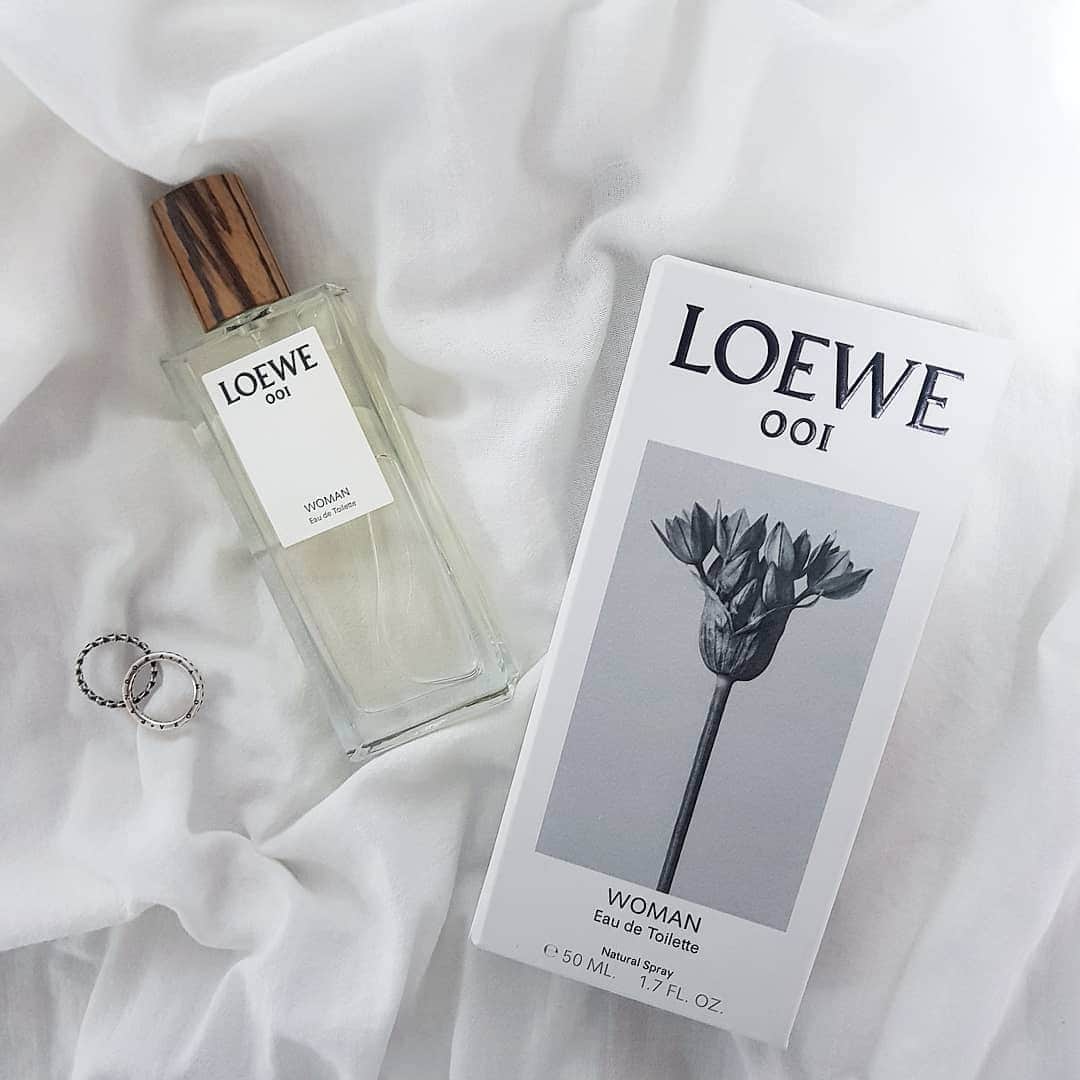 MERYさんのインスタグラム写真 - (MERYInstagram)「. 『LOEWE Perfumes（ロエベ パフューム） @loewe_perfumes 』の香水。 こちらのアイテムは、フレッシュでフルーティーな香りがします。自分へのご褒美や特別な日のプレゼントなどに渡してみましょう♡ . MERYでは他にも「かわいい」に近づくさまざまな情報を発信しています。 @mery.beauty コスメ・美容に特化した情報をお届け♡ @mery_spot 話題のカフェやお出かけスポットをご紹介！ こちらもぜひチェックしてみてください！ . . photo by @eunbxx_ . #MERY #regram #loewe #eaudetoilette #perfume #loewe001woman #향수 #화장품 #메이크업 #뷰티스타그램 #ロエベ #香水 #ロエベ香水 #プレゼント #香水コレクション #香水瓶 #パフューム #シンプル #大人プレゼント #オードゥパルファン #コスメ #コスメ好きさんと繋がりたい #女子力向上委員会 #置き画 #置き画倶楽部 #お洒落 #お洒落さんと繋がりたい #MERY女子 #メリー」1月29日 18時00分 - mery.jp