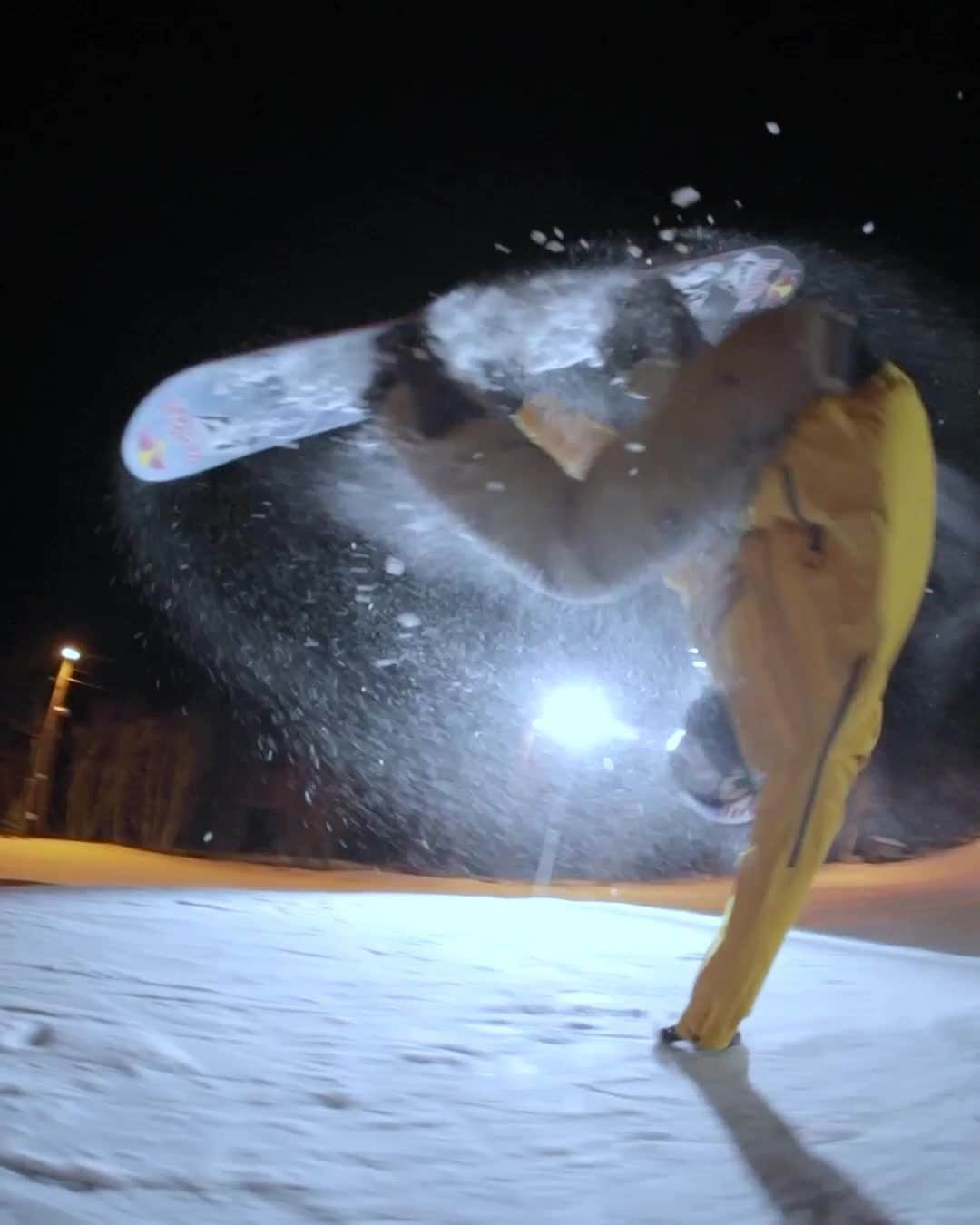 のインスタグラム：「*our search history after watching this* >> how to do a miller flip >> BUT how to do a miller flip with the style of @marcuskleveland . 🎥 : @frodesandbech @redbullsnow #redbull #givesyouwings #snowboard #snow #flip」