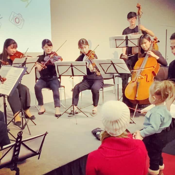 エミ・マイヤーのインスタグラム：「@carnegiehall Family Day, Tokyo edition. I love how accessible it is for all families! We had a great time trying beatboxing, conducting, making drums, and ran into friends @shen037 ニューヨークのカーネギーホールのファミリーデイ！指揮者になる体験もできて親子大満足！デフテックの仲間にもばったり^_^ #carnegiehall #カーネギーホール #ファミリーデイ#familyday #thekey #deftech」