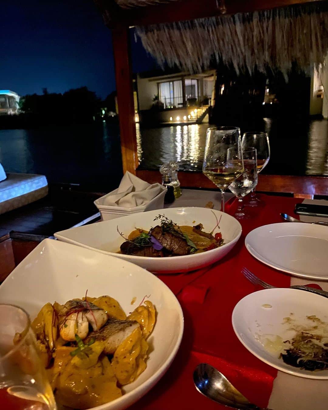 黒石奈央子さんのインスタグラム写真 - (黒石奈央子Instagram)「CancunでのBOATディナー。 . . 夜景が綺麗かと思いきや森の中をボートで渡って行ったので途中お化け屋敷かと思うほど暗かったけどw . . 最後はホテルの夜景がとっても綺麗でした😊✨ . . 素敵なLAST Cancun dinner  @banyantreemayakoba  #banyantreemayakoba #banyantree」1月29日 18時15分 - blackstone705