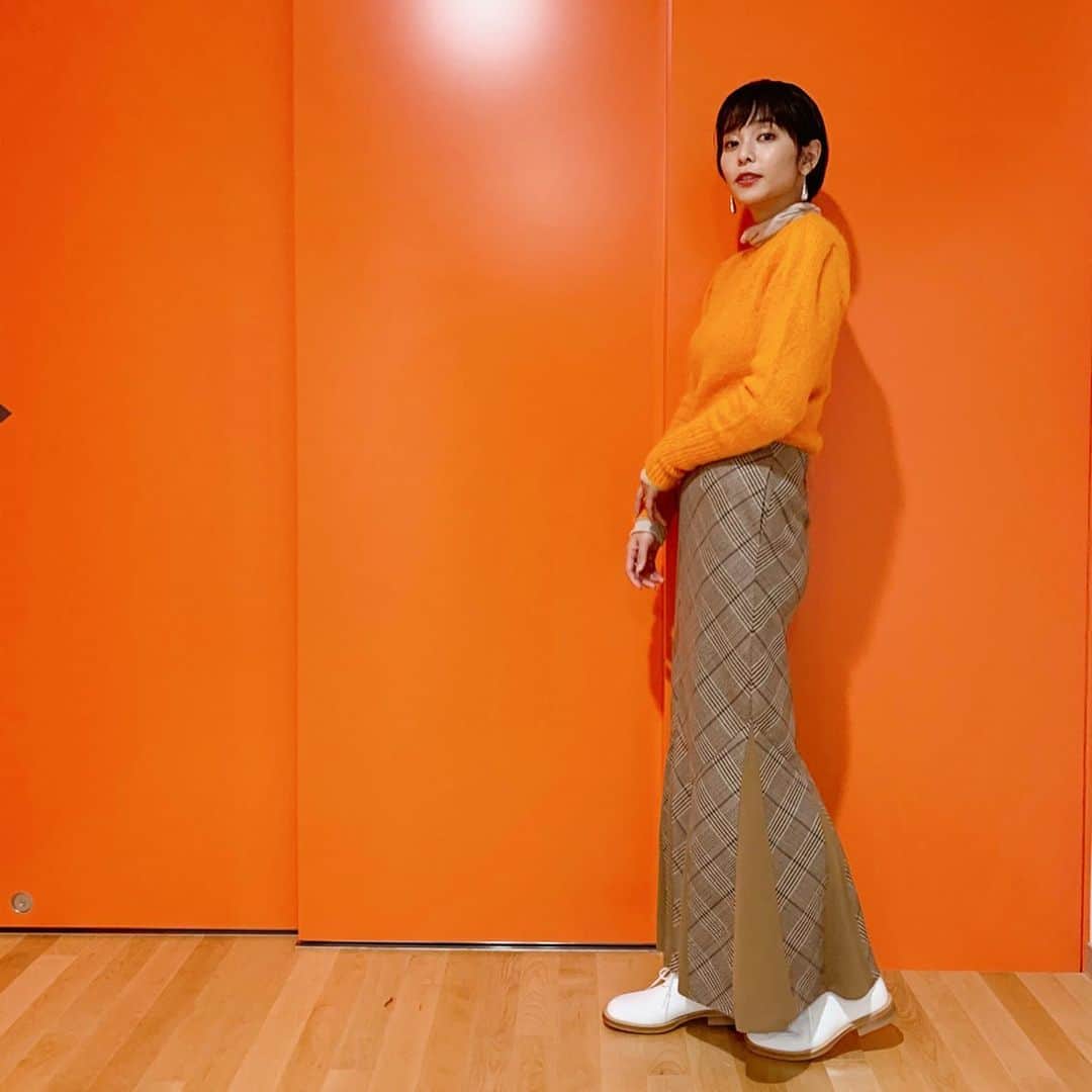 依吹怜さんのインスタグラム写真 - (依吹怜Instagram)「スポペディアTOKYOの衣装でする🌈🍊 オレンジの壁発見したらそりゃそこで撮っちゃうよね〜🥴 . #タグ🏷つけました」1月29日 18時15分 - ibukirey