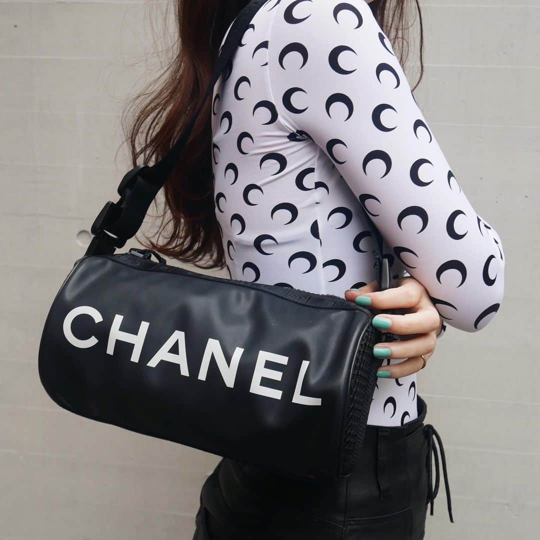 のインスタグラム：「Vintage Chanel Sport logo barrel bag ▶︎Free Shipping Worldwide✈️ ≫≫≫ DM for more information 📩 info@amorevintagetokyo.com #AMOREvintage #AMORETOKYO #tokyo #Omotesando #Aoyama #harajuku #vintage #vintageshop #ヴィンテージ #ヴィンテージショップ #アモーレ #アモーレトーキョー #表参道 #青山 #原宿#東京 #chanel #chanelvintage #vintagechanel #ヴィンテージ #シャネル #ヴィンテージシャネル #amorewardrobe #アモーレワードローブ」