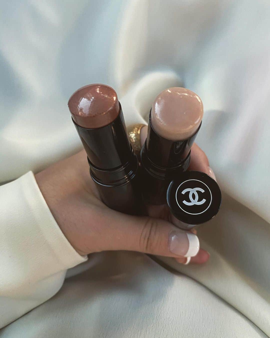 JUNNAのインスタグラム：「ベースメイク&艶コスメ  艶出しに愛用しているのは @chanel.beauty の #ボームエサンシエル ( #トランスパラン )と @threecosmetics のシマリンググローデュオ　01  新色ゴールデンライト🌹はチークに☺️ ローズがかったクリアな濡れ感がカワイイ🌹  #chanel #chanelmakeup#threecosmetics #diormakeup #narscosmetics#春コスメ#春メイク #シャネルコスメ #シャネル #ベースメイク #ベース #クッションファンデ #下地 #コンシーラー #艶肌 #艶 #メイク #コスメ #デパコス #フレンチネイル」