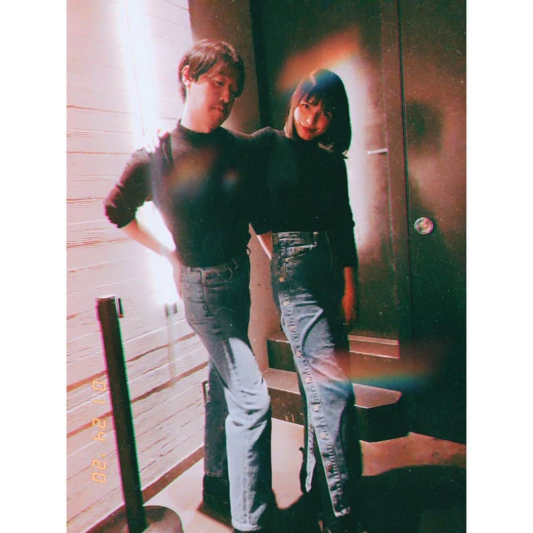 ケリーアンのインスタグラム：「大人になるとちょっと恥ずかしい！www双子コーデってやつ💕  ファッションの好みが近いから @fkncoffee とはよく被るよねw🤣」