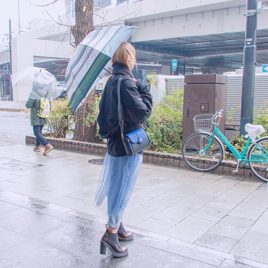 SuperGroupiesさんのインスタグラム写真 - (SuperGroupiesInstagram)「#スパグルぴかちゃん の冬組イメージコーデ💙 ⠀ いつものカジュアルなデニムパンツに 透け感のあるワンピースをレイヤードすると グッとこなれ感がUP！👗 ⠀ ブラックベースのコーデの中で 傘、バッグ、スカートの青色が バランスよく可愛さを引き立ててくれます💡✨ ⠀ 可愛いバッグは、紬さんをイメージしたもの。 モチーフフラワーのすいせんのプレートがポイントです🌼 ⠀ ぴかちゃんが差しているのは 冬組らしいブルーグレーカラーが映える長傘🌂 雨の日にもハッピーになれそうなデザインです！ ⠀ ⠀ ＼スパグルからのお知らせ🎁／ 2つ前の投稿にてプレゼントキャンペーン開催中！ 「雨の日を乗り切るコツ」をコメントすると スパグル歴代コラボ傘をプレゼント！ #エースリー #アイナナ #セーラームーン など…?!☂️ ⠀ 応募期限は本日、 ⏰1/29（水）23:59まで！ ⠀ たくさんのコメント、お待ちしております♡ コメントは2つ前の投稿にしてね💁‍♀️🔙⠀ ⠀ ※着用アイテム ☑️ぴかちゃん / 冬組モデル 傘、月岡紬モデルバッグ」1月29日 18時33分 - supergroupies
