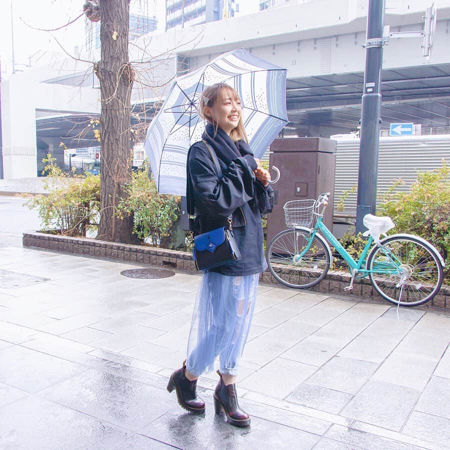 SuperGroupiesのインスタグラム：「#スパグルぴかちゃん の冬組イメージコーデ💙 ⠀ いつものカジュアルなデニムパンツに 透け感のあるワンピースをレイヤードすると グッとこなれ感がUP！👗 ⠀ ブラックベースのコーデの中で 傘、バッグ、スカートの青色が バランスよく可愛さを引き立ててくれます💡✨ ⠀ 可愛いバッグは、紬さんをイメージしたもの。 モチーフフラワーのすいせんのプレートがポイントです🌼 ⠀ ぴかちゃんが差しているのは 冬組らしいブルーグレーカラーが映える長傘🌂 雨の日にもハッピーになれそうなデザインです！ ⠀ ⠀ ＼スパグルからのお知らせ🎁／ 2つ前の投稿にてプレゼントキャンペーン開催中！ 「雨の日を乗り切るコツ」をコメントすると スパグル歴代コラボ傘をプレゼント！ #エースリー #アイナナ #セーラームーン など…?!☂️ ⠀ 応募期限は本日、 ⏰1/29（水）23:59まで！ ⠀ たくさんのコメント、お待ちしております♡ コメントは2つ前の投稿にしてね💁‍♀️🔙⠀ ⠀ ※着用アイテム ☑️ぴかちゃん / 冬組モデル 傘、月岡紬モデルバッグ」