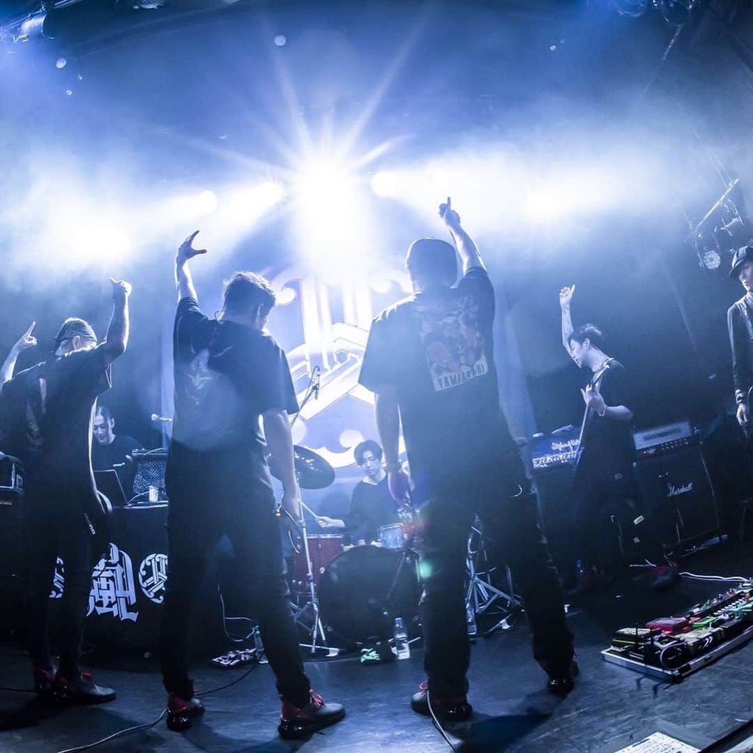 SATOSHIのインスタグラム：「極上音楽集ツアー終了。  ファイナルDragonAsh、一緒に演れて本当に嬉しかった。 ありがとうございました！  関わってくれた全ての人達の力のおかげで最高なツアーになりました。 感謝の気持ちを次のステージに全力でぶつかります！ ありがとうございました！ photo by HayachiN #山嵐 #極上音楽集ツアー #dragonash  #次はハジマザ」