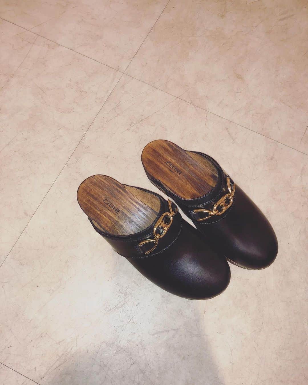 野尻美穂のインスタグラム：「今年はまたサボを履く✊💛 一目惚れCELINE☺️ #sabot #celine」