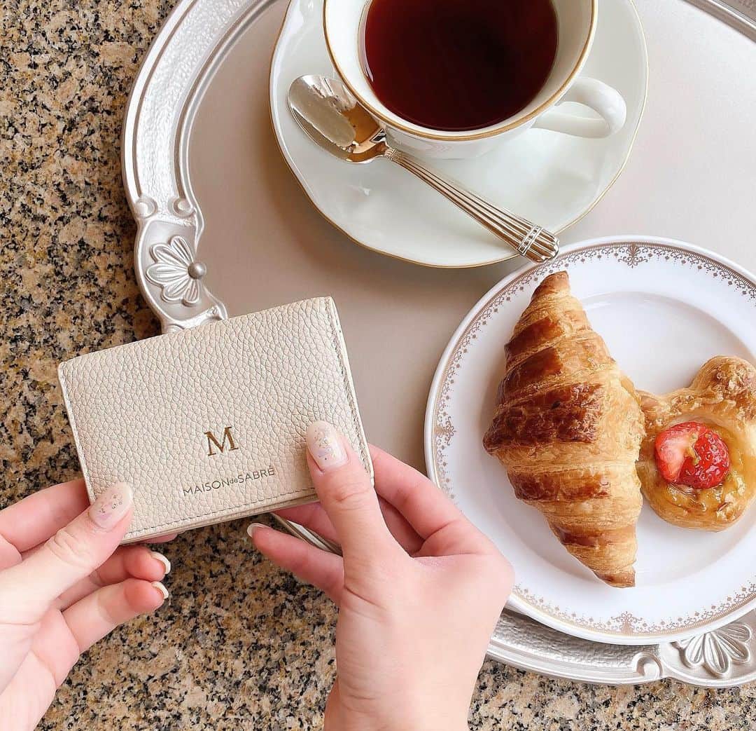 石黒美帆のインスタグラム：「*﻿ Newカードケース❤︎﻿ 本牛革で柔らかい肌触りの @maisondesabre のもの。﻿ ﻿ ﻿ 4文字まで好きなイニシャルを刻印出来ます◡̈﻿ 私はシンプルにMだけにしてみました。﻿ プレゼントにも最適❣️﻿ ﻿ ﻿ ディスカウントコード﻿ 【MIHOI5】を入れると5%OFFになるので使ってね。﻿ ﻿ ﻿ ﻿ #maisondesabre#cardcase#メゾンドサブレ#カードケース#名刺入れ#イニシャル」