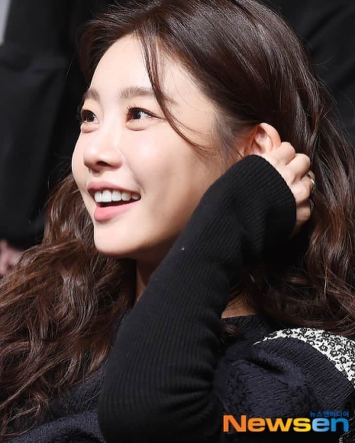 ソジン のインスタグラム：「#우리노래방가서얘기좀할까  오늘 제작발표회 했어요😬💙 드디어 다음주 첫공입니다👏🏼」