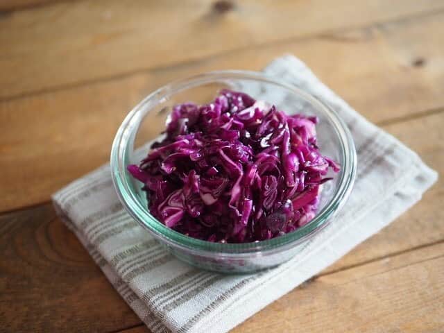 オリーブオイルライフさんのインスタグラム写真 - (オリーブオイルライフInstagram)「【紫キャベツラペ】 こんにちは、Akikoです。 今日はsumisumiさんの彩り美しい紫キャベツを使ったラペをご紹介します。 ・ 食卓はもちろん、お弁当の彩りにもぴったりな一品です。 作り方もカンタン！ぜひお試しくださいね。 ・ 記事はこちらから！ ↓ https://oliveoillife.jp/recipe/9530/ ・ #オリーブオイル　#オリーブオイルライフ #紫キャベツ　#酢　#ラペ #シンプルおかず#簡単レシピ #おいしい#料理#グルメ#クッキングラム#デリスタグラマー#レシピ#ごはん#おうちごはん#クッキング#いただきます#food#yammy#recipes#yummyfood#cooking#instafood#homemadefood#foodpic」1月29日 18時31分 - oliveoillife