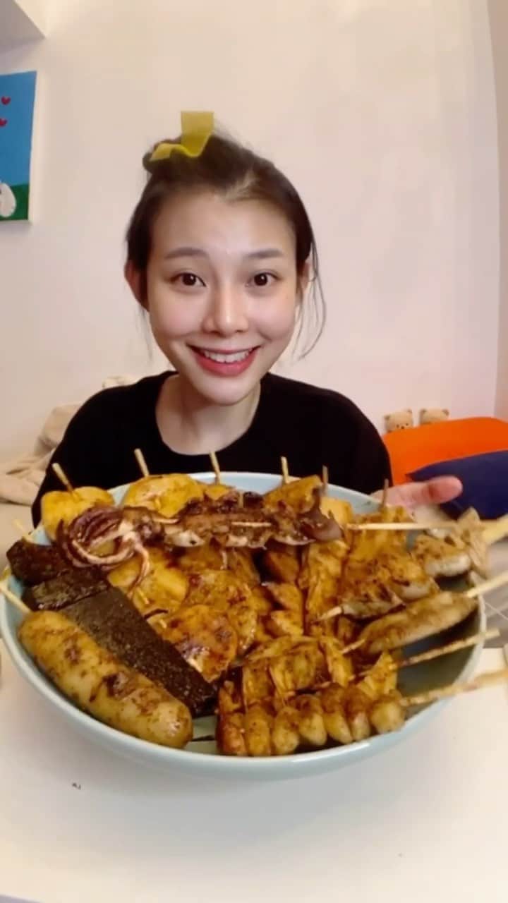 張香香のインスタグラム：「評比結果只有自己才知道的不專業吃播🤤🤣 #後面甜點是日本伴手禮小饅頭🍵」