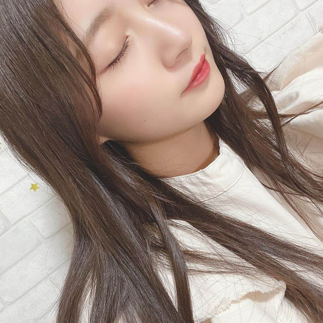 山本彩加さんのインスタグラム写真 - (山本彩加Instagram)「﻿ CAREに行ってきました♡♡﻿ ﻿ 髪の毛生き返ったよ☺︎﻿ ﻿ ﻿ ﻿ ﻿ シャンプーはこれ꒰◍ᐡᐤᐡ◍꒱﻿ ﻿ ﻿ 『 #ダイアン 』﻿ シリーズ最高峰の”ダメージリペア”。ダメージから美しく蘇り、肩ひじを張ら ない自然さ”ナチュラルビューティー”でありながら、芯の通った強さ、美しさ を表現してるんだって！﻿ ﻿ ほんとにこれに変えてから毎日ツルツル(〃▽〃)﻿ ﻿ ﻿ ﻿ ＊オーガニックギーオイル配合﻿ ＊枝毛コーティング﻿ ＊カラープロテクト処方﻿ 3つの日本初で、私の悩みでもある﻿ 紫外線からの日焼けと、色落ち！﻿ 全然気にならない😉✨﻿ ﻿ ﻿ パサつきも治してくれて、冬の乾燥にも強いから気に入って毎日使ってます♥﻿ ﻿ ﻿ ﻿ パッケージも可愛いからつい写真撮っちゃいました🎞みんなも使ってみてね！！！﻿ セラムまでライン使いするのおすすめしてまーーす♡﻿ ﻿ ﻿ ﻿ ﻿ #ヘアケア #care #モイストダイアン #ダイアンパーフェクトビューティー #ミラクルユー #シャンプー #セラム #ギーオイル　#sponsored」1月29日 18時35分 - ayaka48_yanyan