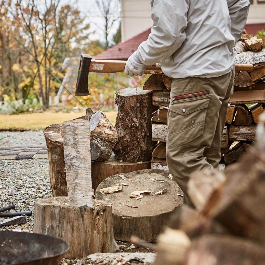 BESSの家さんのインスタグラム写真 - (BESSの家Instagram)「「本音を言うと薪づくりは疲れますよ（笑）。木を調達して、薪割りをして。ストーブのメンテナンスも必要。手間はかかりますが、これも楽しい日常です。」 . https://www.bess.jp/ . #BESSの家 #住むより楽しむBESSの家 #住むより楽しむ #スローライフ #Gログ #三角屋根 #木の家 #ログハウス#BESSオーナーの暮らし #BESSユーザーの暮らし #LOGWAY #梺ぐらし #暮らし #暮らしを楽しむ #薪ストーブ #薪活」1月29日 18時36分 - bess_slowlife