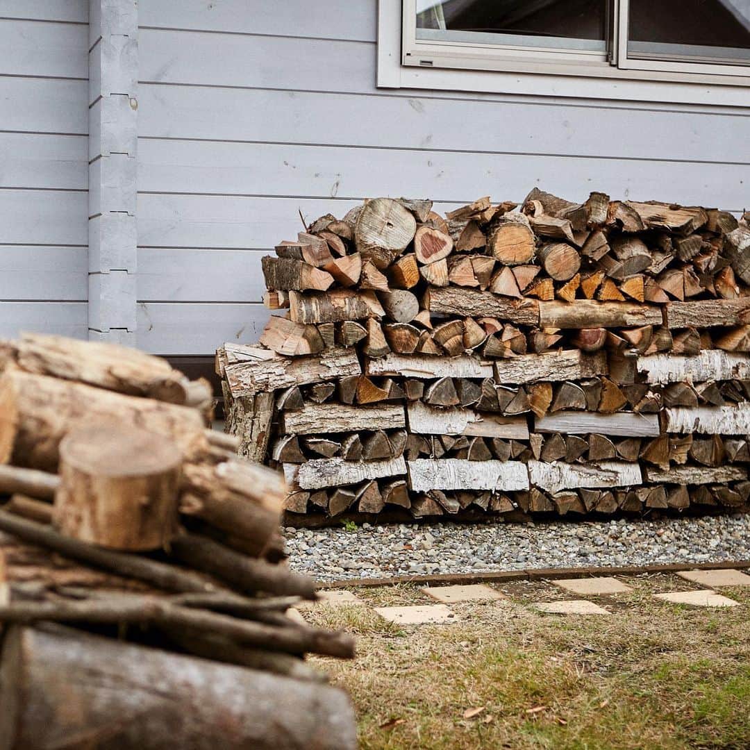 BESSの家さんのインスタグラム写真 - (BESSの家Instagram)「「本音を言うと薪づくりは疲れますよ（笑）。木を調達して、薪割りをして。ストーブのメンテナンスも必要。手間はかかりますが、これも楽しい日常です。」 . https://www.bess.jp/ . #BESSの家 #住むより楽しむBESSの家 #住むより楽しむ #スローライフ #Gログ #三角屋根 #木の家 #ログハウス#BESSオーナーの暮らし #BESSユーザーの暮らし #LOGWAY #梺ぐらし #暮らし #暮らしを楽しむ #薪ストーブ #薪活」1月29日 18時36分 - bess_slowlife