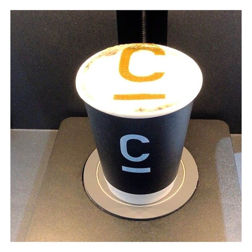 垰智子さんのインスタグラム写真 - (垰智子Instagram)「年始から身体を絞る予定が誕生日という素敵な日を迎え、ついついたくさんの誘惑で体重増加な私😂😂 . 腸内をデトックスしてくれて、チャコールクレンズができる「C COFFEE（@c_coffee_official ）」 が1/28新発売☕ . 毎日必ず珈琲は飲む程大好きなので、珈琲でチャコールクレンズが出来るとか最高♪ . 炭の味がするとかもなく、コーヒーって感じなので飲みやすいよ😊 . 今日から朝のコーヒーは @c_coffee_official にしてみよっ☕ . . #C_COFFEE #チャコールクレンズ #チャコールコーヒー #無理せずキレイ #炭 #コーヒー #美容 #Niki #田辺莉咲子 #ダイエット #チャコールコーヒーダイエット #デトックス #クレンズ #おしゃれ #PR」1月29日 18時36分 - taotao_tomo