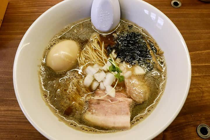 福岡グルメ 福岡ランチ「デビログ」さんのインスタグラム写真 - (福岡グルメ 福岡ランチ「デビログ」Instagram)「今月26日に渡辺通にある『#YakinikuCowsi 』店舗内で、昼だけ営業の間借りラーメン店がオープンした！ 店名は『福岡煮干しラーメン nibora』 「#煮干しラーメン 」は福岡では珍しいね。今回は「煮干しラーメン」790円(税込)に味付け玉子110円をトッピングしてみた。 スープは醤油系で、その名の通り”煮干し”がめちゃ効いてるので、好き嫌いがわかれるかもしれないが、個人的には好きな感じ😋👌 煮干し数種類とカツオ、昆布だけを使っているらしい。 醤油は明治30年創業の糸島の北伊醤油を使用しているとのこと。 麺は製麺屋慶史のもので、歯ごたえがいい感じ🙆‍♂️ 濃厚煮干しで味付けされた「#和え玉 」180円で替玉をしてみたよ。 低加水麺なので、混ぜにくいときはスープを入れると混ぜやすくなる。 途中で煮干し酢や胡椒をかけて味変もできるのもいいね✌️ 1日限定10～20食くらいなので、売り切れる場合があるので、早めの時間帯がおすすめ。 . メニュー、他pic、内観などは「デビログ」に掲載しています。 サイトを見る場合はブラウザで「デビログ」で検索👉 . #福岡煮干しラーメンnibora #福岡市中央区渡辺通 5丁目15-6 (Yakiniku Cowsi内) 092-724-4400 11:00～14:00 (13:55 LO) 不定休 休日はInstagramを参照のこと。 . ♦️福岡グルメ 福岡ランチの店舗探しならブラウザで「デビログ」で検索👉 ♦️「デビログ」に掲載していないディープな店舗情報はブラウザで「もっとデビログ」で検索👉 . #福岡ラーメン #福岡煮干しラーメン #渡辺通グルメ #渡辺通ランチ #間借りラーメン #nibora #福岡 #博多 #fukuokapics #fukuoka #fukuokacity #hakata #fukuokarestaurant #fukuokagourmet #IGersJP #ig_japan #福岡飲食店 #福岡グルメ #福岡ランチ #福岡ごはん #福岡ご飯 #食べログ福岡 #福岡飯 #福岡食べ歩き #インスタグルメ」1月29日 18時38分 - devi_takahashi