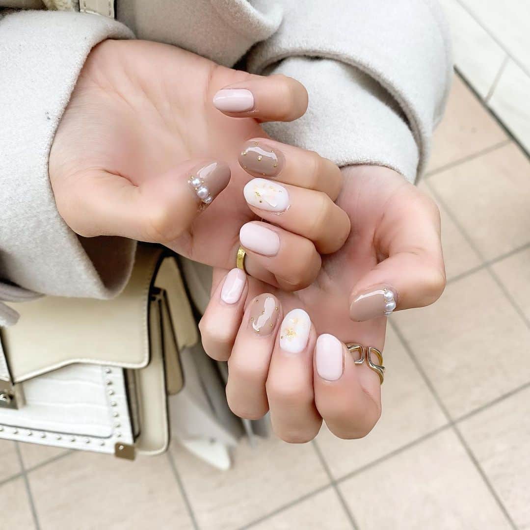 のインスタグラム：「#nail . . パールネイルが好き☺️❤️❤️❤️ . . . #ネイル #ジェルネイル #ネイルサロン #東京ネイルサロン #ネイルデザイン #ネイル💅 #ネイル好き #ネイル好きな人と繋がりたい #ショートネイル #ネイルデザイン2020 #パールネイル #スタッズネイル #シェルネイル #トレンドネイル #ネイル好きな人と繋がりたい #大人可愛い #手元 #手元くら部 #mamagirl #locari #nailstagram #손스타그램 #네일스타그램 #美爪 #美甲 #バレンタインネイル #ママコーデ #ママファッション #女子力アップ」
