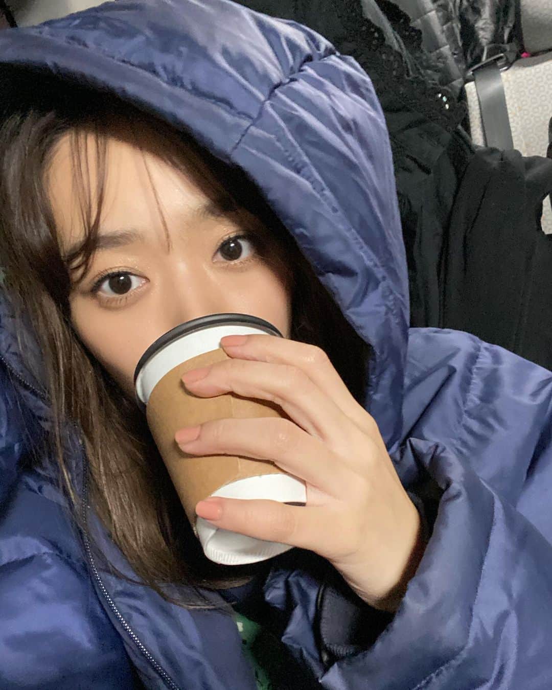 近藤千尋のインスタグラム：「今日はお休みだったので 前厄のため厄払いにいき、、 たまっていた家事も出来て。。笑 小顔エステにも行けて😂 あっという間に終わった１日😖❤️ また寒くなるのかなぁ〜😭 今日みたいなポカポカ陽気が 続けばいいのになぁ〜🌈 #今日もお疲れ様でした　♡ #ロケジャン #あったかい」