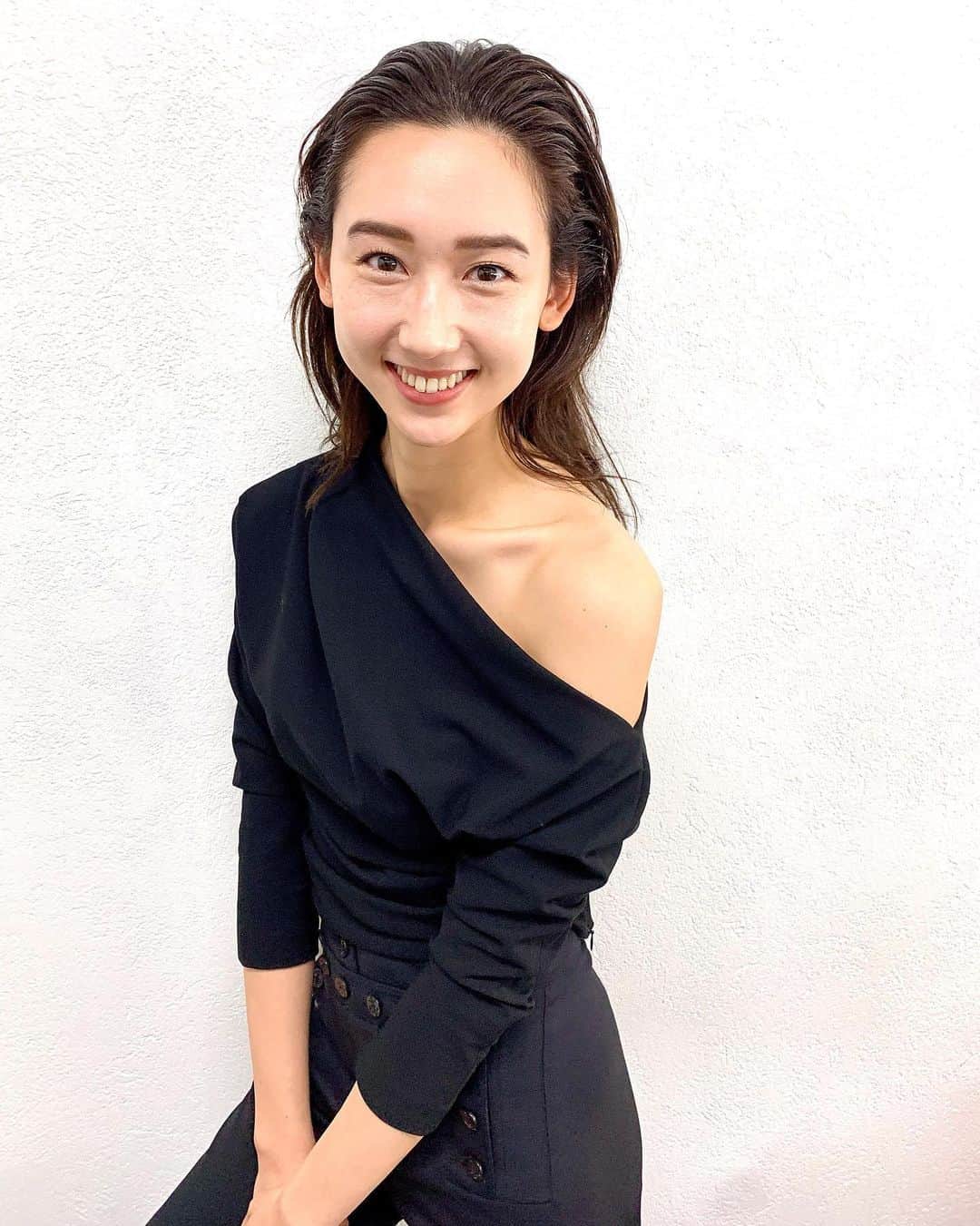 松原汐織のインスタグラム：「♡ 今年の６月に30歳になるのですが、今日は年齢を重ねてきて良かった〜と思える様な撮影でした📸 ・ 前は無かったクマも笑い皺も出て来た。 美容には沢山努力してるけれど、０は無理。 でも、昔は出来なかった表情が出来ていた時。新しく引き出しが増えた時😊それがモデルとして何より嬉しい❤️ ・ このオフショットだって拡大したらアチャーと思われるかもしれないけど、これが現実ってことで🤣美肌アプリは無し！ ・ 今日の作品の出来上がりが楽しみです✨✨ @heron214 & @shota_superbly 有難うございました🙏🏻 ・ #OOTD #coordinate  Top / @zara #zara  Pants / @weekendmaxmara #maxmara  Shoes / @sergiorossi #sergiorossi  このコーディネートで作品撮りしたい〜と思っていたので、実現できて嬉し〜☺️たまには撮影の裏側ムービー(3枚目🎥)」