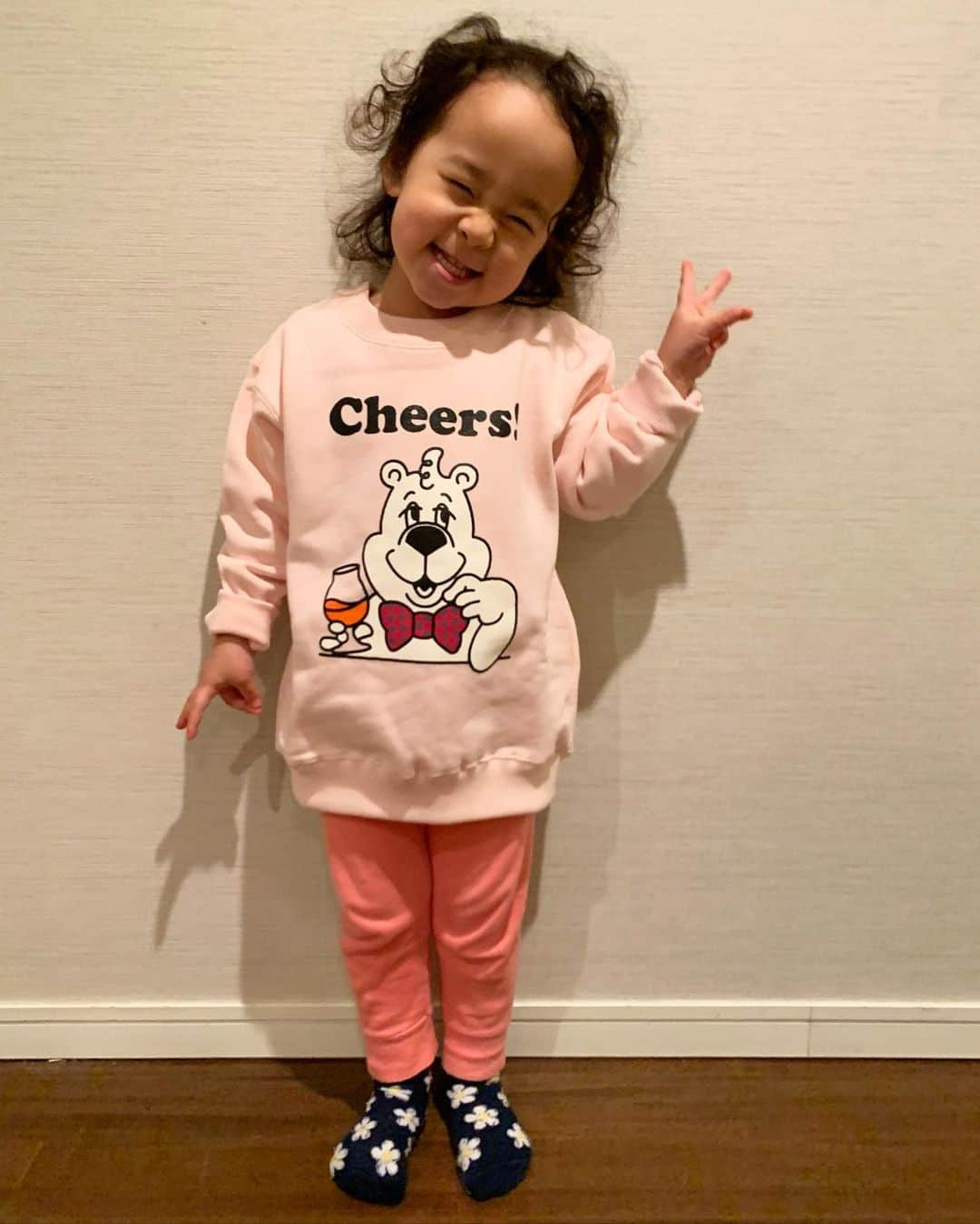 トムセン陽子さんのインスタグラム写真 - (トムセン陽子Instagram)「ドラムのキッズサイズのデザイン💕 今日工場から到着しました💕 ベリにモデルになってもらってパシャリ😊 カラーは、ソフトピンクとソフトブルー、ソフトイエローの3パターン💕 同じカラーの缶バッジもつきます💕 キッズ用に、ドラムの手にはオレンジジュースにしました💕 柔らかい生地で着心地も抜群😍 . . . #ドラム #2月1日発売 #キッズトレーナー @thedramofwhisky」1月29日 18時47分 - yokothomsen