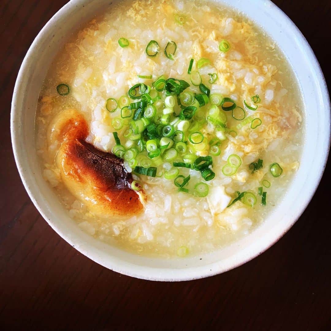 志摩有子さんのインスタグラム写真 - (志摩有子Instagram)「昨日締めまでたどり着けなかったので、お昼に大切に残しておいたスープで雑炊に。信濃屋さんの美味しいスープにさらに鶏のだしが加わっているんだから、美味しくないわけがない。お餅も焼いて入れたった。ポン酢で味変。 #鶏雑炊 #鶏だしスープ #五反田信濃屋 @shinanoya.gotanda9320  @shinanoyaplus」1月29日 18時48分 - ariko418