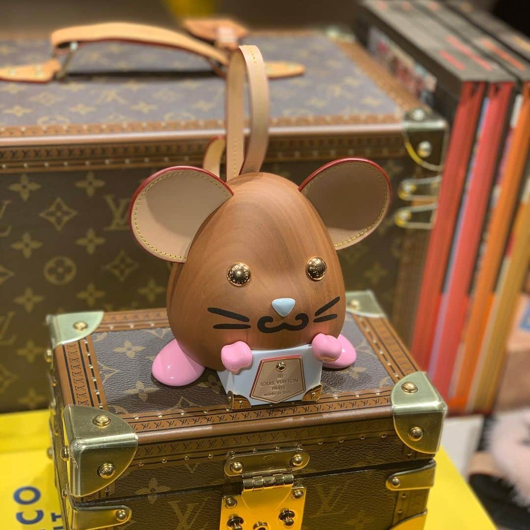 SPURさんのインスタグラム写真 - (SPURInstagram)「オープンは2/1。大阪・御堂筋に、とんでもない規模のLOUIS VUITTON 旗艦店が誕生します。日本最大規模の店内にはSUGALABOも。レストラン併設型の店舗は世界初。#LVMidosuji」1月29日 18時59分 - spurmagazine