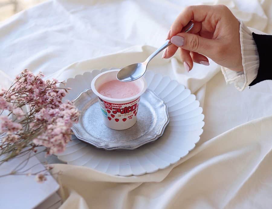 Locariのインスタグラム：「＼アポロチョコレートがヨーグルトに🍓!?／ 明治の「アポロチョコレート」が生誕50周年を記念し1月27日から「アポロヨーグルト」を発売！﻿ 気になるお味は、さっぱりしたイチゴのヨーグルトとイチゴの果肉が入ったチョコレートソースが病みつきになること間違いなし♡﻿ ヨーグルトなので罪悪感なく食べれて夜のおやつタイムにもピッタリ☺️ ﻿ ﻿ ﻿ ﻿ 「アポロヨーグルト」 2個タイプ (70g×2) 希望小売価格：210円 (税別)﻿ 「アポロヨーグルト」 1個タイプ (80g) 希望小売価格：140円 (税別)﻿ ﻿ ﻿ ﻿ #明治#アポロヨーグルト#アポロチョコレート#おやつ#ヨーグルト#スイーツ#チョコレート#イチゴ#🍓﻿」