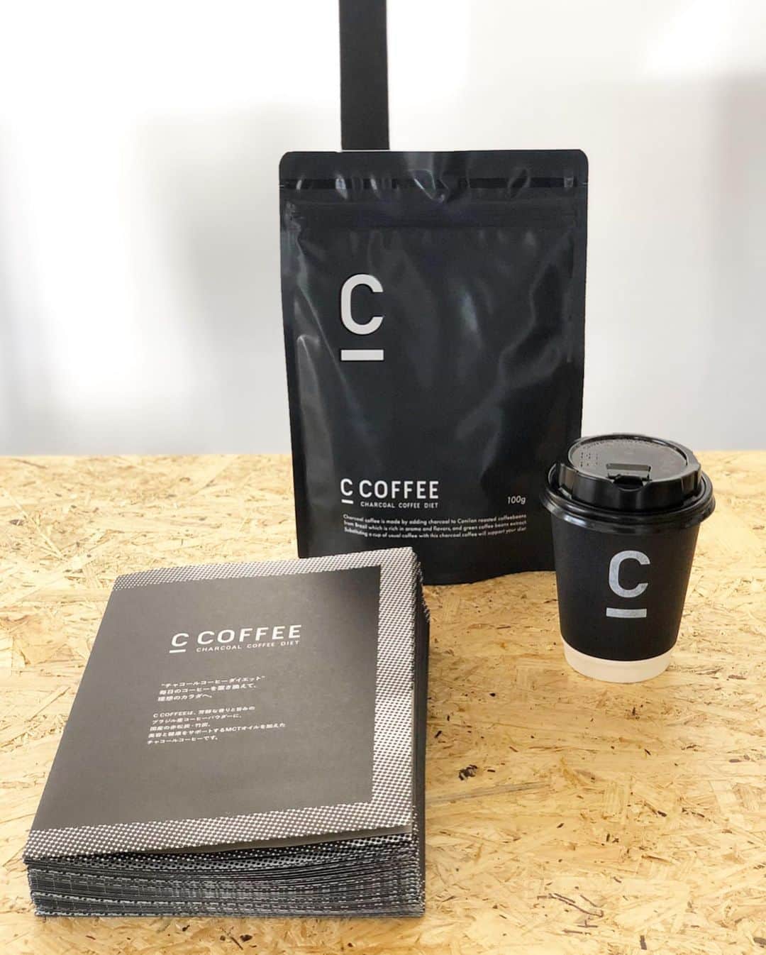 奥山夏織さんのインスタグラム写真 - (奥山夏織Instagram)「最近炭クレンズに注目してるんですが、遂に1/28にチャコールクレンズができるコーヒー「#C_COFFEE 」(@c_coffee_official)が発売して、今表参道にポップアップができていたので麻理耶さん(@mariya_kuroda)と遊びに行ってきました💓 ・ これ、ラテアートが出来る機械で、顔写真でどのくらい出来るのかと思いプリントしてもらったら完成度高かったです！😲香港の機械だそう🤔 ・ 味は炭なのでちょっと香ばしい感じで飲みやすく、MTCオイルが入っているから腹持ちも良くてダイエットに最適❣️商品や店内が黒で統一していて、スタイリッシュな感じでかっこよく、広告もイメージモデルのNikiさん＆田辺莉咲さんのお二人がかっこいい感じで出演していました😊 ・ 商品をお土産でいただけたので、会社でお腹すいた時に飲みたいと思いました💓😋 ・・・ #C_COFFEE #チャコールクレンズ #チャコールコーヒー #無理せずキレイ #炭 #コーヒー #美容 #Niki #田辺莉咲子 #アイドラ #IDLMs. #CHARCOAL #COFFEE #DIET #頑張らない #ダイエット #チャコールコーヒーダイエット #チャコール #デトックス #クレンズ #ファスティング #コーヒーのある暮らし #コーヒー好きな人と繋がりたい #おしゃれさんと繋がりたい #おしゃれ #PR」1月29日 18時59分 - okuyama_kaori
