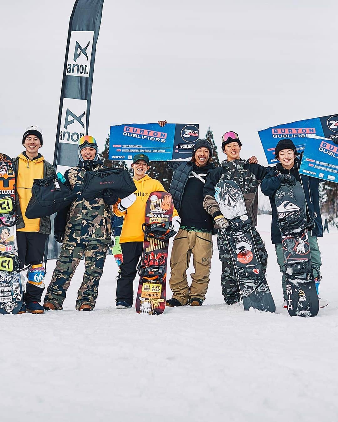 Burton Japanさんのインスタグラム写真 - (Burton JapanInstagram)「先週末、新潟県神立スノーリゾートで行われた2019/2020 Burton Qualifiersのセミファイナル5。昨年同様、全国から集まったスノーボーダーたちがアツいバトルを繰り広げてくれました。テクニカルなトリックの数々に、ゲストジャッジの大塚健も終始驚きの表情だったとか。参加してくれたスノーボーダー&ご来場いただいたみなさん、ありがとうございました！ セミファイナルも残すところあと3ラウンド！ ツアーファイナルは、現地時間の3月28日にペンシルバニア州セブンスプリングスで開催！ お楽しみに！ Movie: @k4mara2000 / Photo: @akira457_ #BurtonQualifiers #AnonOptics #神立スノーリゾート」1月29日 18時59分 - burtonjapan