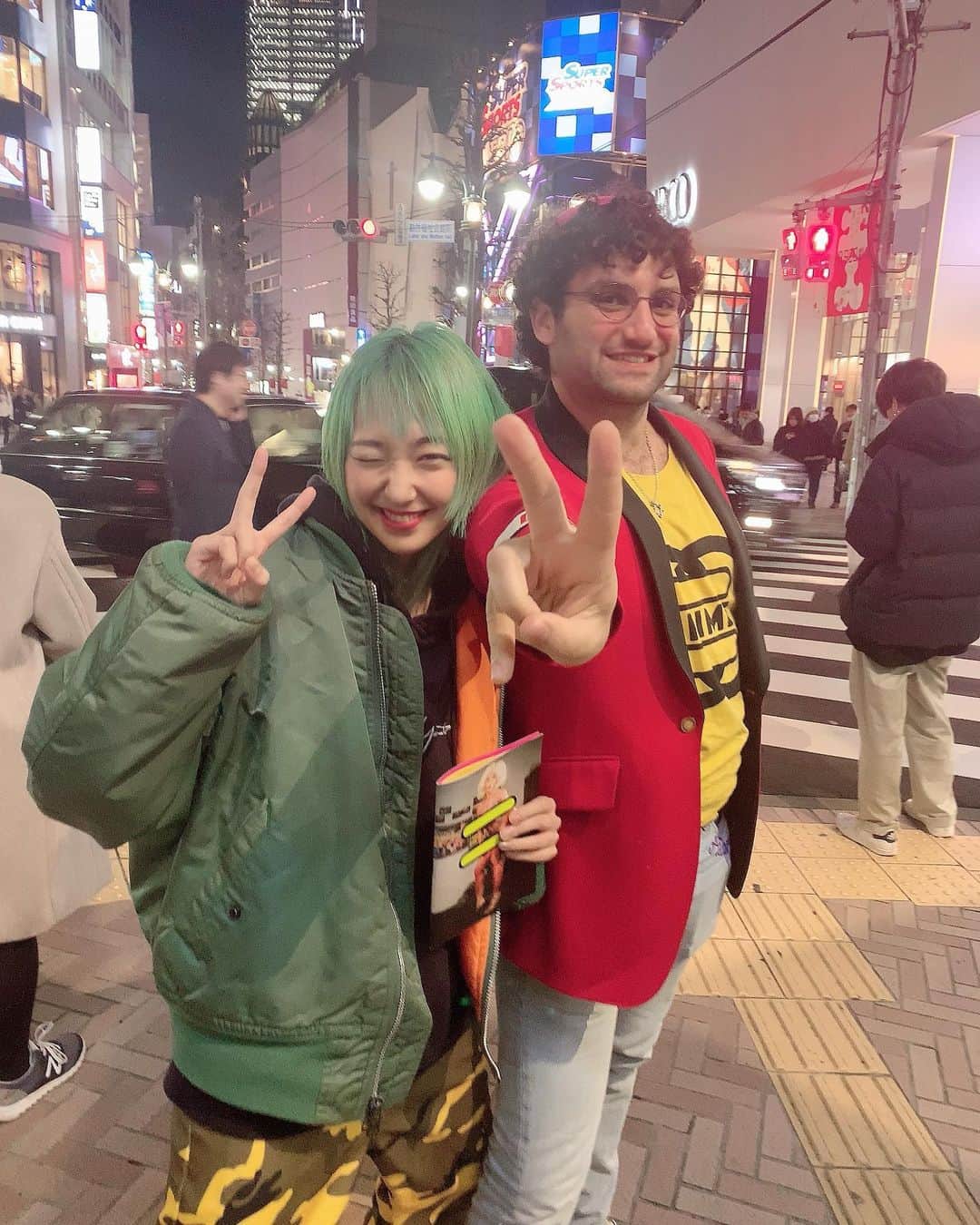 あっこのインスタグラム：「Thank you Adam🥰 To Gather Together🌟🌟🌟🌈 発信してると世界中の仲間たちと繋がれるの！とっっても嬉しい！！！本物の変化や幸せは1人じゃ普通に無理、ひとりぼっちが繋がって声をあげて、クダまきながら、夢を描くのだ！🌈 ・・・ #GRRRLISM #ミラクルミー  #mybodymychoice  #chimeforchange  #akkogorilla #rapper #greenhair #japan」