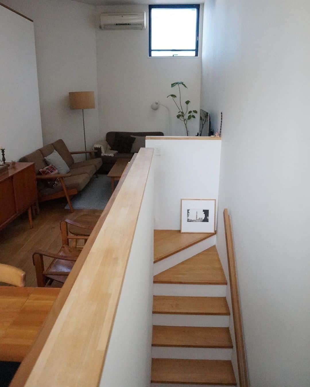 ムクリ［mukuri］さんのインスタグラム写真 - (ムクリ［mukuri］Instagram)「使い勝手をイメージし、限りある空間を最大限に活用した玄関～10年目の自分らしい暮らし（sario.lsさん）﻿ ﻿ 23坪に建つ家とは思えないほどスッキリとまとまった室内に、北欧インテリアがセンス良く配置されているのが印象的なsaoriさんのおうち。﻿ ﻿ 前回までは生活のメインステージである2階についてお話いただいていましたが、今回は初の“1階・玄関周りについて”限りある空間を最大限に活かすため取り入れた工夫をご紹介します。﻿ ﻿ 玄関づくりでsaoriさんが実際にしたことは5つ﻿ ﻿ 1.実際の暮らしをイメージする﻿ 2.抜け感を意識する﻿ 3.統一感を持たせる﻿ 4.明かりを上手く取り入れる﻿ 5.玄関ドアの先の空間も活用する﻿ ﻿ この５つをベースに、コンパクトな家だからこそやりたいことや譲れないことを明確にしていきました。﻿ ﻿ 完成した玄関にどのような工夫をされているか、使い勝手などはどうか。﻿ コラムで詳しくお話していただいています。ぜひ参考にしてみてくださいね♪﻿ ﻿ @sario.ls さん、ありがとうございました！﻿ （編集：megu）﻿ ﻿ ﻿ ▶詳細はプロフィールのURLよりご覧ください﻿ プロフィールはこちらから﻿ @mukuri_official ・﻿ ﻿ ﻿ #狭小住宅 #北欧インテリア #マイホーム #玄関 #玄関インテリア #家具 #マイホーム計画 #マイホーム計画中 #マイホーム記録 #家づくり #家 #おうち #住まい #新築 #新築一戸建て #注文住宅 #インテリア #interior #北欧家具 #北欧雑貨 #ナチュラルインテリア #整理収納 #こどものいる暮らし #暮らし #くらしの編集 #暮らしを楽しむ #シンプルな暮らし #丁寧な暮らし #ムクリ﻿」1月29日 19時05分 - mukuri_official