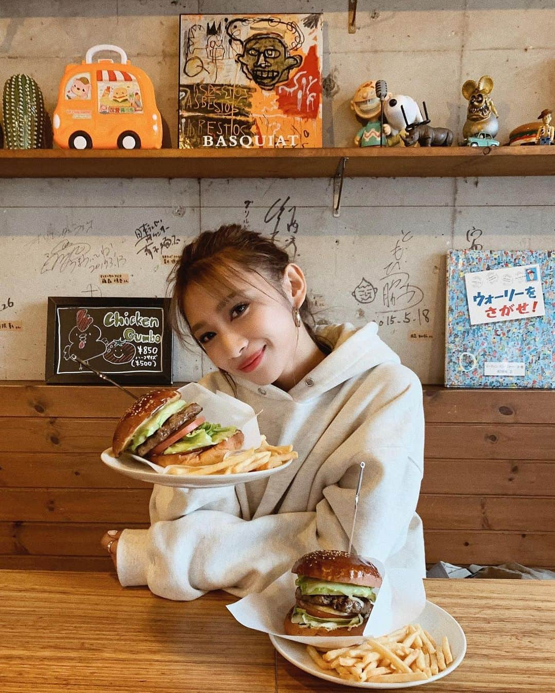 新井ニーニャさんのインスタグラム写真 - (新井ニーニャInstagram)「☕️﻿ ﻿ ﻿ あやとこなつさんと﻿ 食べに行ったバーガー🍔﻿ 美味しかったなぁ😌💕﻿ @ayasuke_0516  @konatsumaru_0518 ﻿ 友達の存在って﻿ やっぱり救われるし﻿ 話したいことを話せる相手がいるって﻿ とってもありがたいことだなって﻿ つくづく思いました☺️🌹﻿ ﻿ ﻿ 今日、エリカ @elikaism  と連絡を取っていて﻿ いつもなんで心読めるの？ってぐらいの﻿ 良い言葉をくれるんだけど﻿ ＂自分を褒めて認めて満たしてあげてね＂って言われて﻿ あぁ、最近心から自分を﻿ 優しくしてあげれてなかったなと﻿ 思ったの。﻿ ﻿ だからフォロワーさんたちにも﻿ 送りたい🌹﻿ ﻿ 【自分を褒めて認めて満たしてあげてね】﻿ ﻿ 明日もがんばろっ❤️﻿ ﻿ ﻿ #カフェ好き #カフェ巡り #ににゃめし﻿ #大泉学園駅 #アメリカンカフェ」1月29日 19時11分 - 22nina77