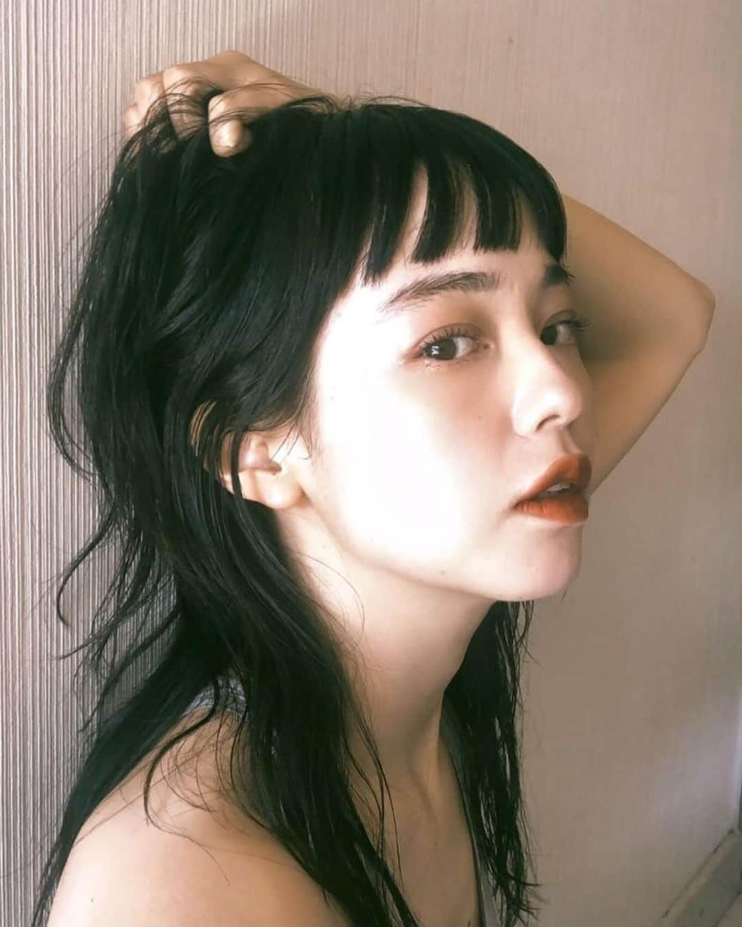 青柳文子さんのインスタグラム写真 - (青柳文子Instagram)「かれこれ2年近くぶりにやってきたPMS🔥⁣ その存在さえも忘れていたんですが、年末年始に盛大にくらいました。。久々のそれは重くてもう本当に最悪でした。。 ⁣ ⁣ 妊娠・出産を経て、否が応でも自分の身体と向き合うようになって、女性性についてもいろいろと考えるようになりました。⁣ ⁣ ユニ・チャームさんの #NoBagForMe の運動のことも、紹介を受けて知ったんですが、私はとっても賛成で、なんとなく秘め事として扱われてしまっていたようなことも、その期間、女性が自分を誇り愛すための期間のような認識に変わっていったらいいなぁと思います。 ⁣ ⁣ ついでに男性にももっとわかってほしい、本当にほんと〜に辛い、女性のバイオリズムとコントロール不能になる心と身体の苦悩を。。！そして優しくしてほしい。。笑 ⁣ ⁣ 写真はブルーデイを終えて肌の調子も気分も最高に晴れやかになっている時の自分、、 ⁣ ⁣ ゆらぐ日々に寄り添ってくれるケアアイテムも、これまでわざわざ海外のものを買ったりしていたけど、日本の普通のドラッグストアでもこんなオーガニックコットンのものが手に入るようになってうれしい！使い心地もすごく良かったのでこれはかなりありがたいです。 ⁣ ⁣ ゆらぐからこそ尊くもある日々の抑揚を楽しみたい🌿 ⁣ ⁣ #じぶんにいいこと⁣ #ソフィオーガニック⁣ #supported」1月29日 19時12分 - aoyagifumiko