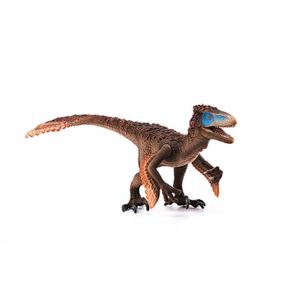 kidzoo+さんのインスタグラム写真 - (kidzoo+Instagram)「【14582 ユタラプトル】  動きが速くてすばしっこい恐竜ユタラプトルは草食恐竜を捕食する肉食の恐竜です。 イグアノドンのように後脚の長く曲がった爪で獲物をつかんでいたと考えられています。  豆知識  後ろ脚の曲がった爪は20センチ以上もあった。  口を開閉することができ、手も動かせます❗️ 太古の時代にどんな恐竜がいたのかなど、シュライヒのフィギュアでの遊びを通して、子供の想像力や主体性を育みましょう♬♬ ————————————————— 商品の詳細はプロフィールのURLからご覧いただけます！☛ @kidzooplus .  #kids #kidzooplus #シュライヒ #schleich #恐竜 #ダイナソー #ジュラシックワールド #名古屋 #フィギュア #子供 #名東区 #インテリア #プレゼント #ユタラプトル #ジオラマ #太古の時代 #コレクター #知育玩具 #誕生日プレゼント #誕生日 #贈り物」1月29日 19時12分 - kidzooplus