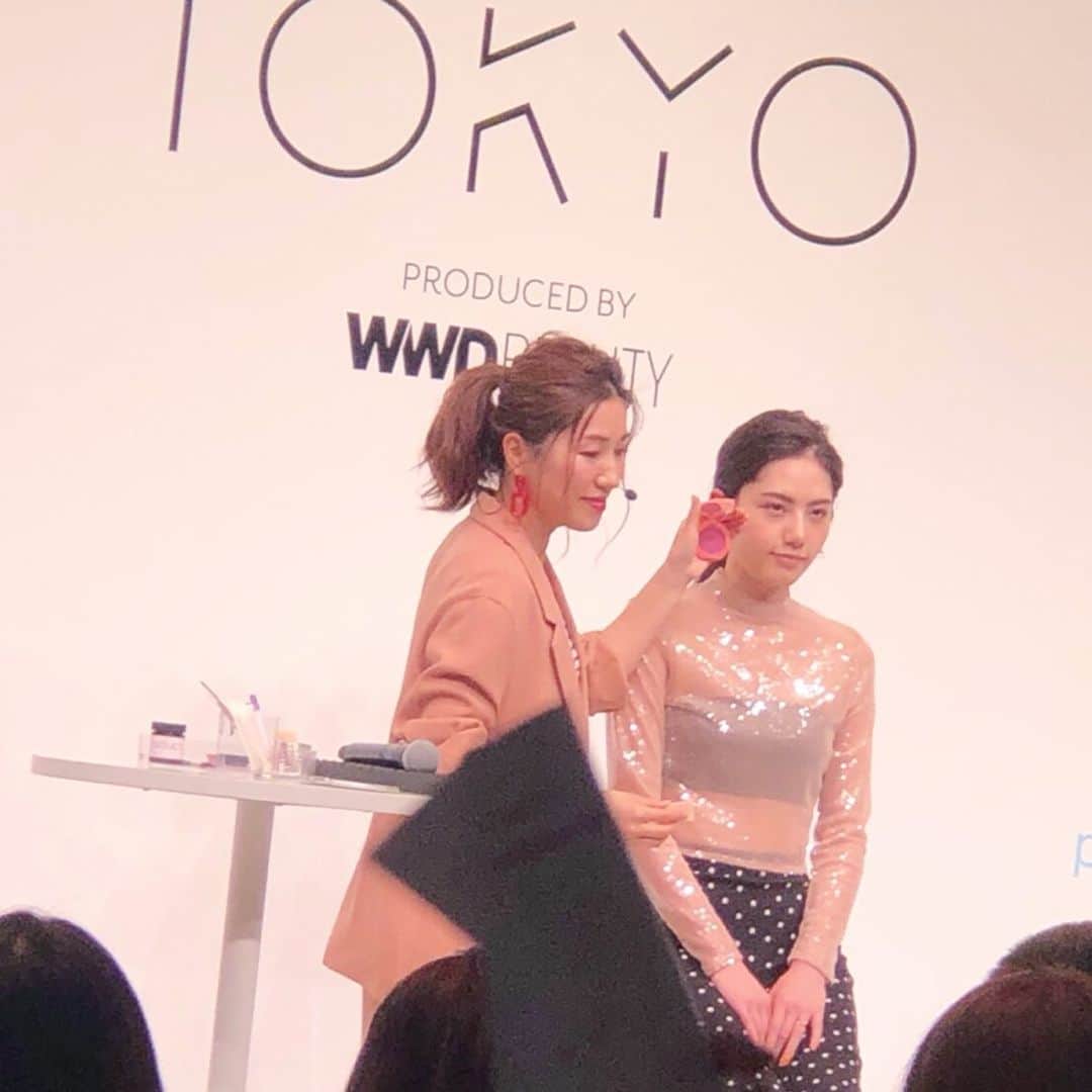 のインスタグラム：「先日行われた、﻿ WWD Beautyイベント﻿ 「Beauty taste tokyo」！！﻿ ﻿ こちらでは、スキンケアとメイクの2つのショーを﻿ させていただきましたので、﻿ テクニックをシェアしますね💜﻿ ﻿ 💓『お肌を休めたい日や、﻿ 休日のスーパーナチュラルスキンの作り方』﻿ ﻿ ①リペア&バランス　マイルドトナー﻿ で角質拭き取り﻿ ﻿ ②リペア&バランス　マイルドローション﻿ をジャブジャブ使い﻿ ﻿ ③カナデル　Eハリアイクリーム﻿ を左右から目元に入れ込む﻿ ﻿ ④リペア&バランス　スキンケアベース﻿ を両手のひらでスキンケア塗り﻿ ﻿ ⑤モイストラボフローラ　スキンコントロール 　メッシュファンデーション ﻿ で薄く肌仕上げ﻿ ﻿ ⑥アイプルーフ　ウルトラスムースアイライナー　ピュアブラウン﻿ を目尻のみに﻿ ﻿ ⑦レディット　ミラーレスティントルージュ05﻿ をグリグリ塗り﻿ ﻿ ﻿ ﻿ 💓『春のカラーメイクとヘアとの関係について』﻿ ﻿ ①マクレール　スパークルアイジェム〈キャメルブラウン〉BR103﻿ で瞼に彫りづくり﻿ ﻿ ②オンリーミネラル N by Only Minerals ミネラルピグメント 02 ネオイエス！﻿ を指紋認証タッチでまぶたに﻿ ﻿ ③オンリーミネラル N by Only Minerals ミネラルソリッドチーク コンプリート 02 Chance（チャンス）﻿ をスポンジでチーク＆リップに﻿ ﻿ ④アイプルーフ　ウルトラスムースアイライナー　ブラックブラウン﻿ を目尻のみに﻿ ﻿ ⑤ザ・プロダクト　DR 〈ヘアワックス〉﻿ でウエットなダウンヘアに﻿ ﻿ ﻿ #wwdbeauty #beatytastetokyo #メイクショー #メイクデモンストレーション #ゆらぎ肌 #肌ケアメイク #休日メイク #春メイク ﻿」