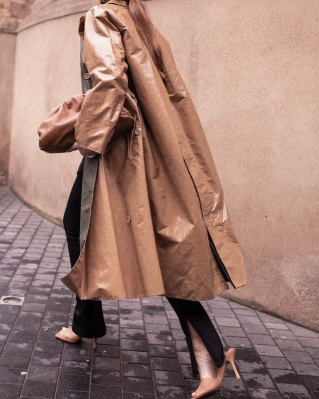 Mathilde Goehlerのインスタグラム：「Reklame.. Ready set run 🤍🤍🤍 @romilux 📸」
