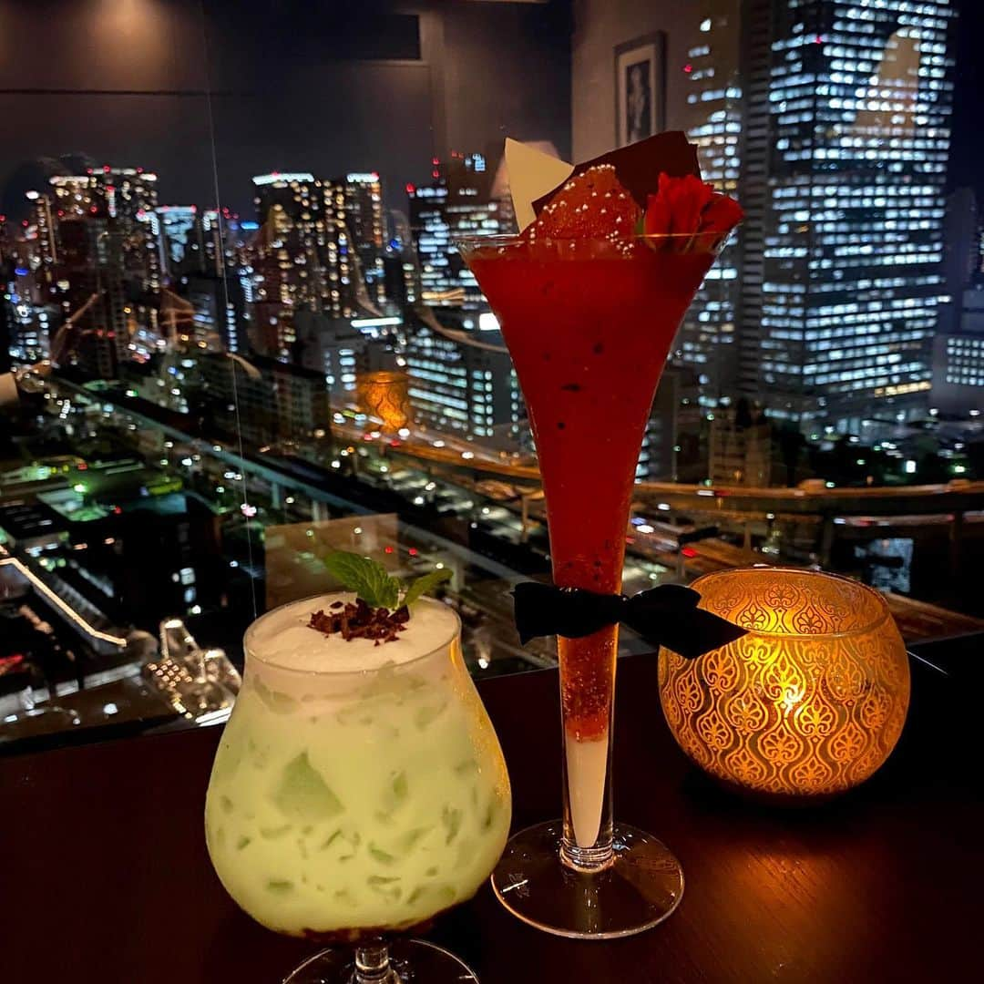 InterContinental Tokyo Bayさんのインスタグラム写真 - (InterContinental Tokyo BayInstagram)「. スカイビューラウンジでは期間限定で2種類のバレンタイン&ウィンターカクテルをご用意🍸 . 🍫スカイホッパー チョコレートとミントを使用したカクテルで、隠し味にエスプレッソを合わせほろ苦く大人な味に . 🍓バレンタインルージュ 女性の好きなイチゴやラズベリーをふんだんに使い、バレンタインのプレゼントをイメージしました . ぜひ、東京ベイを一望するホテルのバーで、一足早いバレンタインデーを感じてみてはいかがでしょうか。 . . [ WINTER RECOMMEND COCKTAILS ] January 7 - February 29 This chocolate imbued cocktail is highly recommended for Valentine's Day. - Sky Hopper ¥2,000 - Valentine Rouge ¥2,200 . . #インターコンチネンタル東京ベイ #intercontinentaltokyobay #スカイビューラウンジ #skyviewlounge #バー #bar #非日常空間 #夜景  #レインボーブリッジ #カクテル #cocktail #冬 #winter #バレンタイン #valentine #フォトジュニック  #インスタ映え #followus #InterContinentalLife #ihg #InterContinental #竹芝グルメ #tokyo #tokio #东京 #東京 #토쿄 #Токио #طوكيو #โตเกียว」1月29日 19時19分 - intercontitokyobay