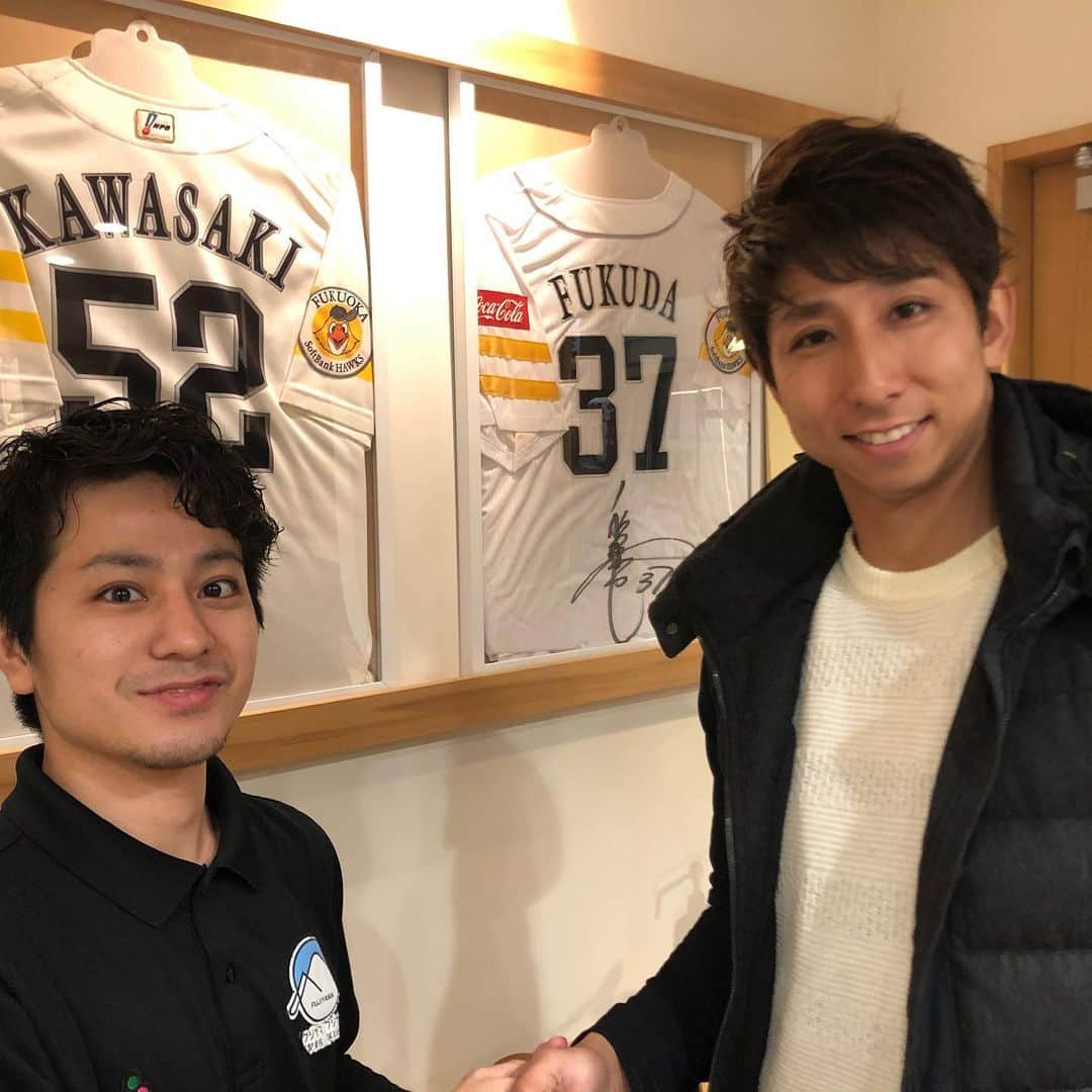 福田秀平のインスタグラム：「3年間身体のメンテナンスをしていただきました。 怪我をした時は毎日のように通わせていただき、本当に お世話になりました。 また、福岡来た時はよろしくお願いします。 益田院長、ありがとうございました^ ^ #フジヤマ整骨院 #フジヤマ鍼灸治療院 #益田院長 #福田秀平」
