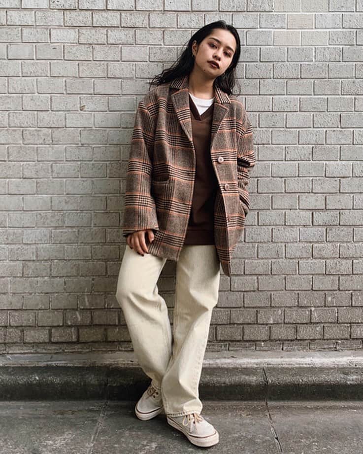のインスタグラム：「低身長でも小さく見せない！ UNDER155cmスタッフのお洒落コーデ特集✨ ━━━━━━━━━━━━━━━━━━ メンズライクなワイドパンツに、 ドラマティックなマキシワンピース、トレンドのジャケット… 低身長だからって諦めて、 同じようなコーディネイトになってない？  どんなアイテムも上手に取り入れるお洒落好きな、 「150cm～155cm」のスタッフコーデを参考に、 錯覚テクで様々なファッションを楽しんで♡  STAFF_2 LAGUA GEM/151cm 酒井香奈さん( @kkkana2_ )  気になるアイテムは、今すぐ画像をタップ☝️ ━━━━━━━━━━━━━━━━━━ #LAGUAGEM #SHELMAG #SHELTTERWEBSTORE #SWS」