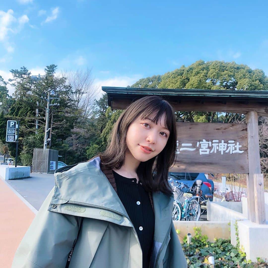 木村ミサのインスタグラム：「今更ですが髪を少し切ったよ‪✂︎‬﻿ ﻿ ﻿ カラーもしました。﻿ 色が抜けやすい髪質なので、﻿ 最初はわりと暗めになるけど﻿ ここからどんどん抜けていっていく﻿ 髪色の変化も楽しみ🌈﻿ ﻿ やはりロブくらいがちょうどいい〜と﻿ 思いつつも、最近また切りたい欲が﻿ うずうずして悩んでいる、、！﻿ どのミサミサさんがすきですか？﻿ ﻿ ﻿ thank you @lecotokyo @soucuts 🌿」